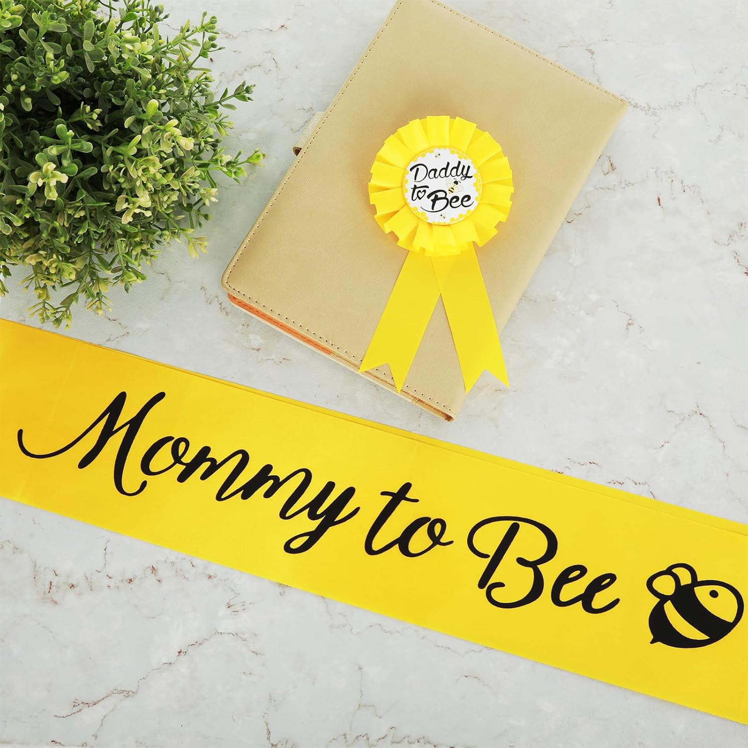 Decoraciones de baby shower, 2 paquetes de banda amarilla de mamá a abeja y insignia de papá a abeja, decoraciones de revelación de género de abeja,