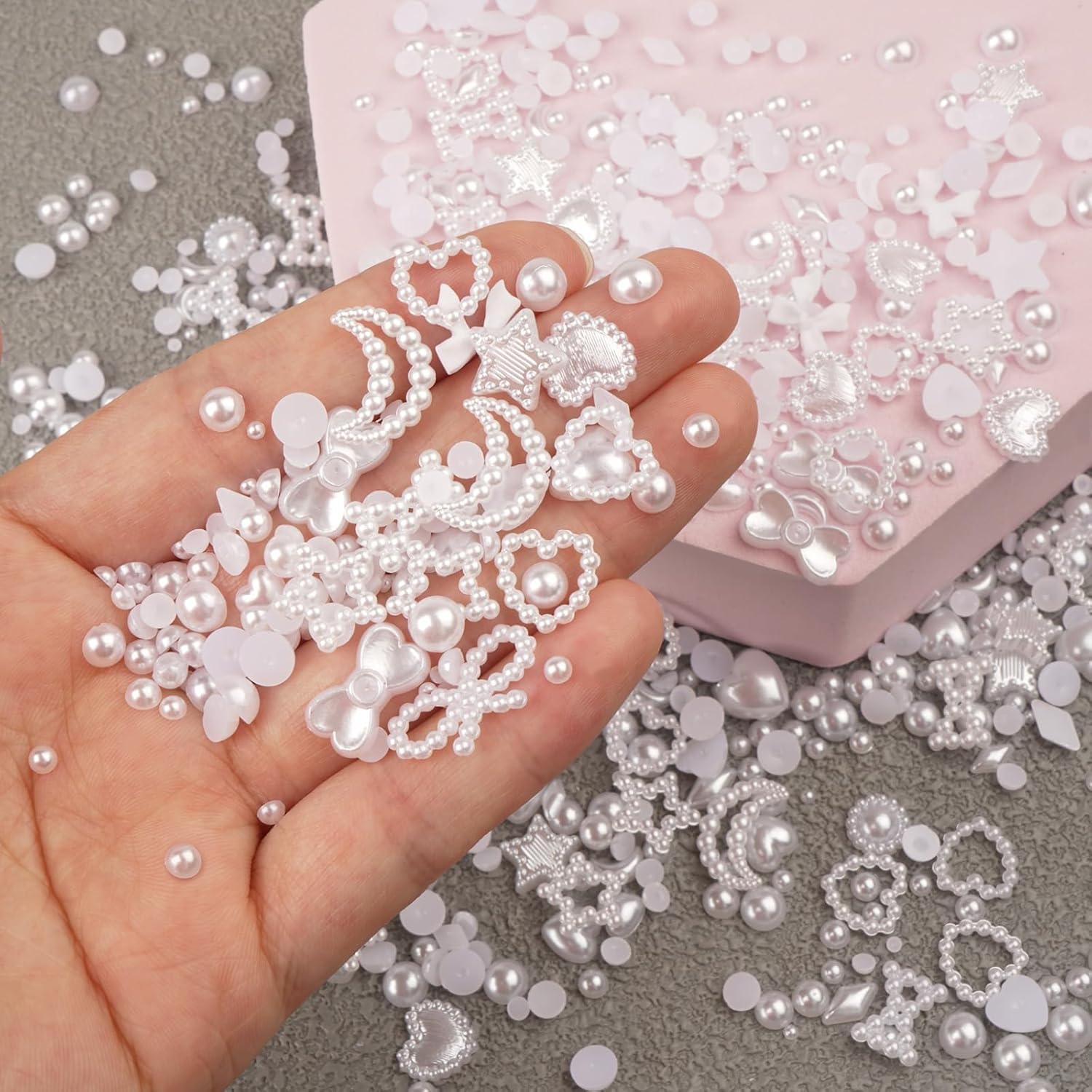 900 dijes de uñas 3D de múltiples formas blancas y perlas de parte trasera plana, perlas huecas, estrellas, arco, corazón, estrella, luna, dijes de