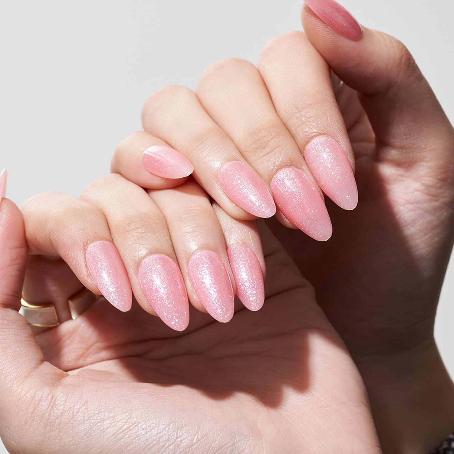 GLAMERMAID Uñas postizas a presión de almendra medianas, hechas a mano con purpurina plateada con esmalte de uñas rosa claro, pegamento en las uñas,