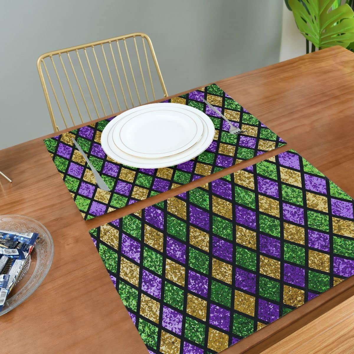 Happy Gardi Gras – Juego de 4 manteles individuales dorados, morados, verdes, máscara de flor de Lis con cuentas de confeti y plumas para fiesta de