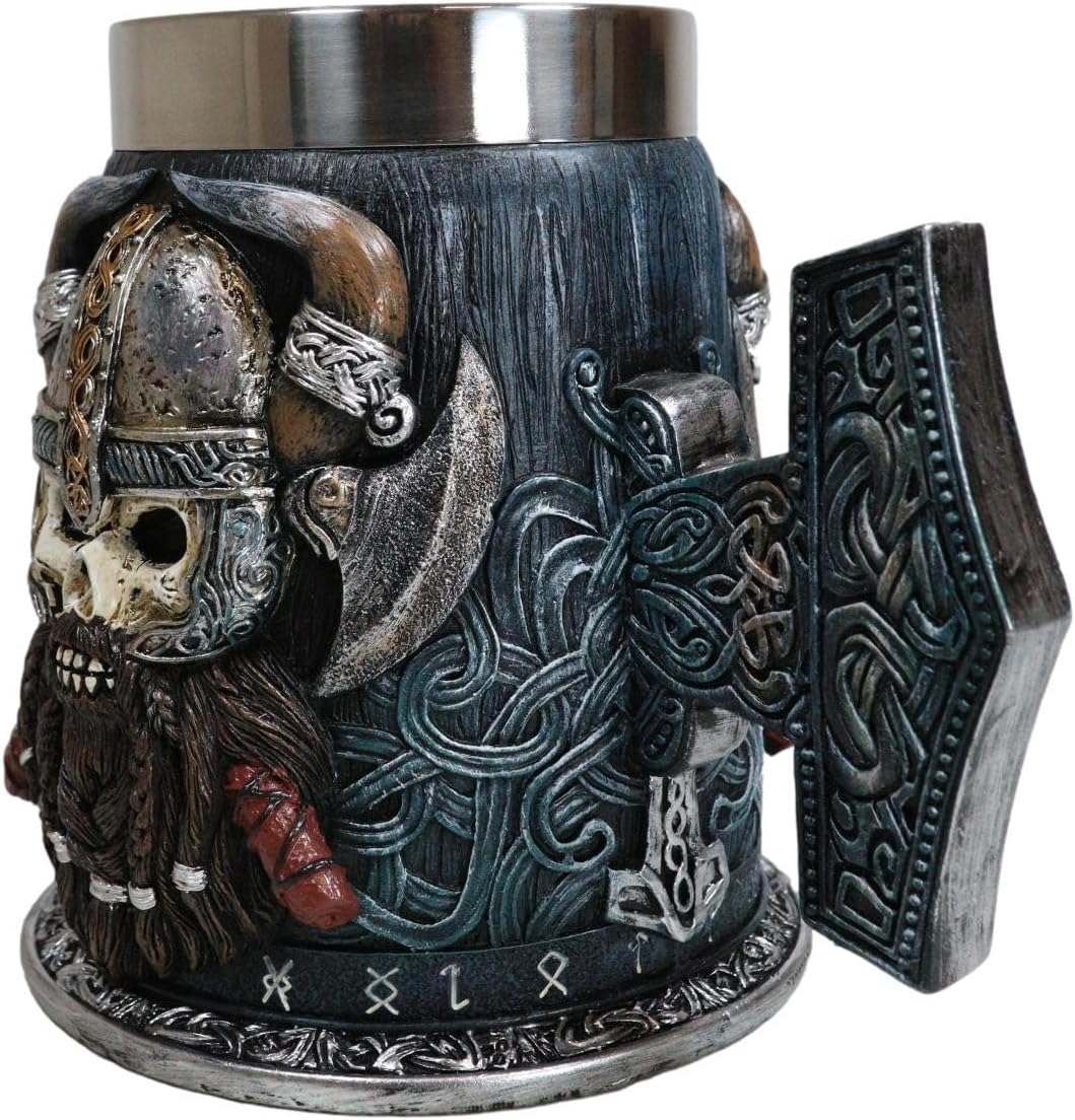 Ebros Gift Mitología nórdica gótica vikinga cráneo Ragnar Danegeld Warrior con casco de cuernos taza de café con martillo runa mango de nudos, taza