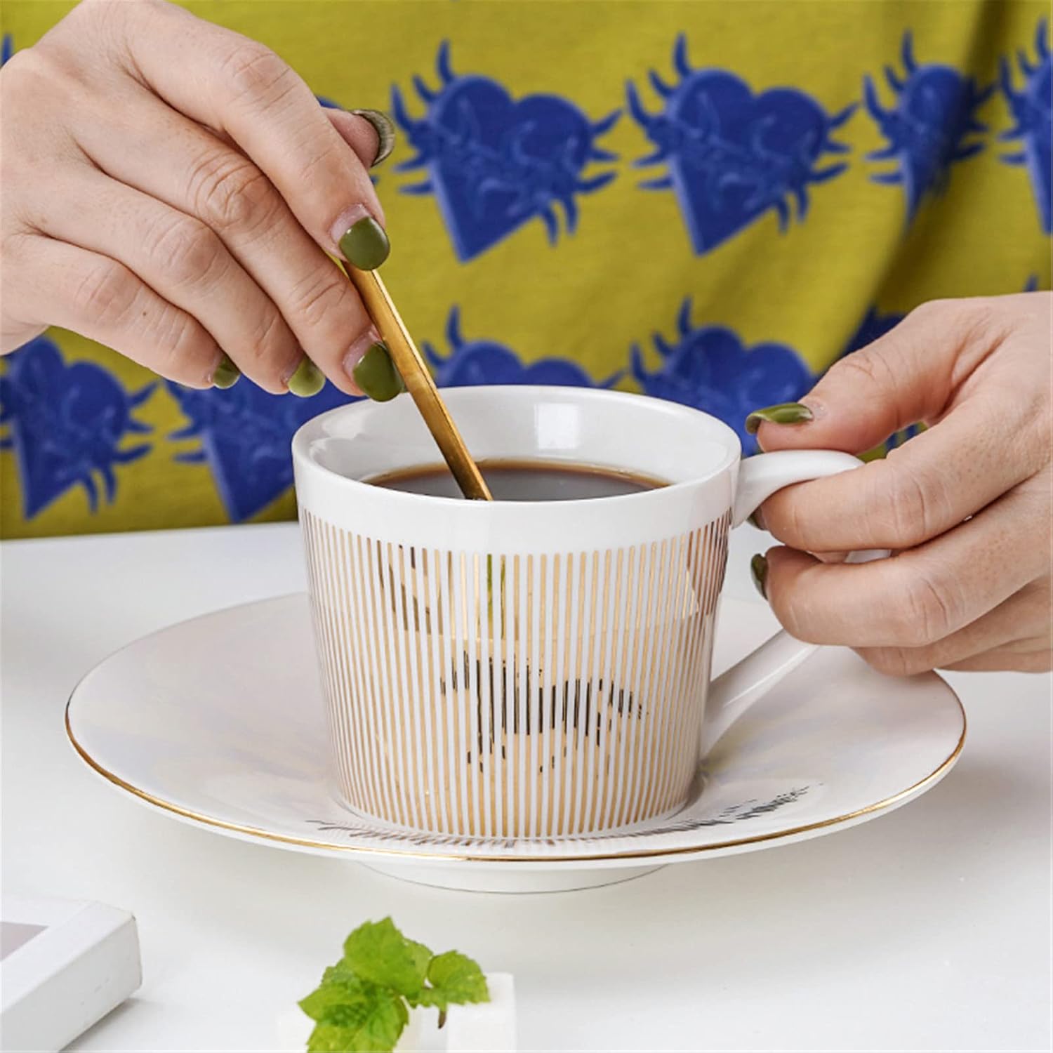 Juego de tazas de café, taza de espejo y platillo creativo de lujo, taza de imagen invertida, taza de té de porcelana con incrustaciones doradas,