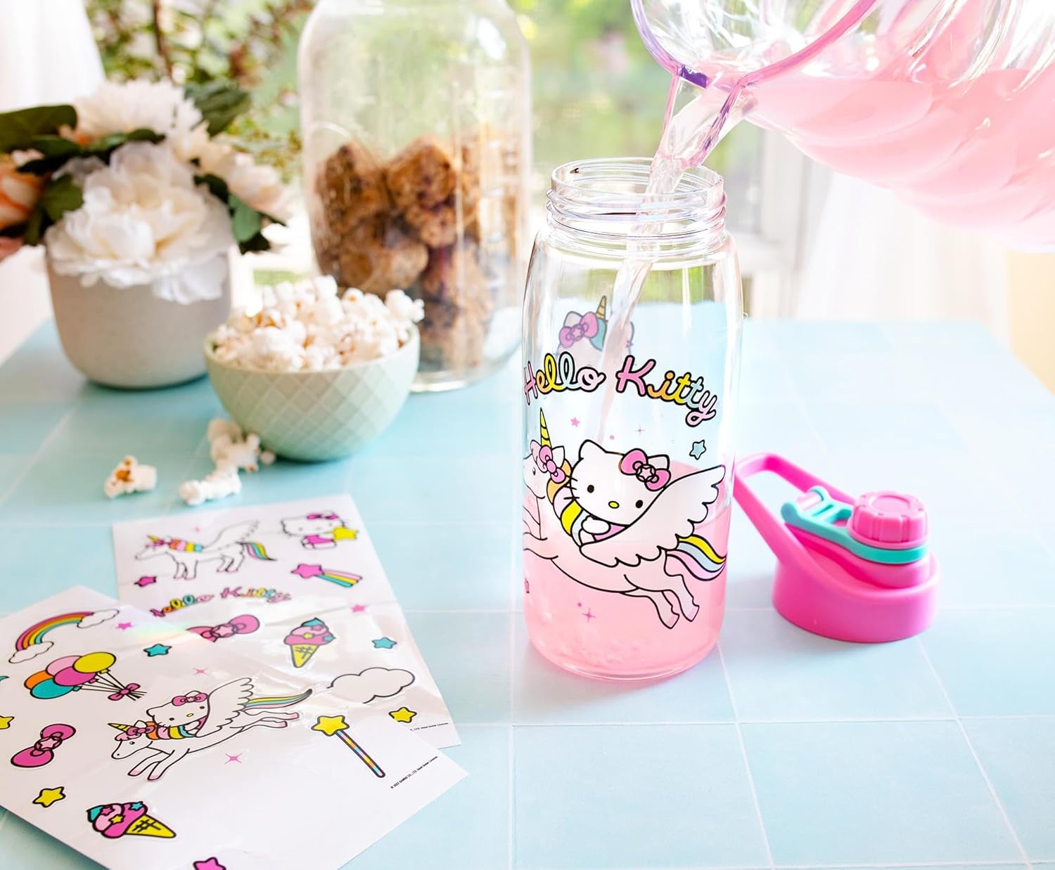 Sanrio Hello Kitty Unicorn Twist Spout – Juego de jarra de agua de plástico y calcomanías para personalizar  Capacidad para 20 onzas