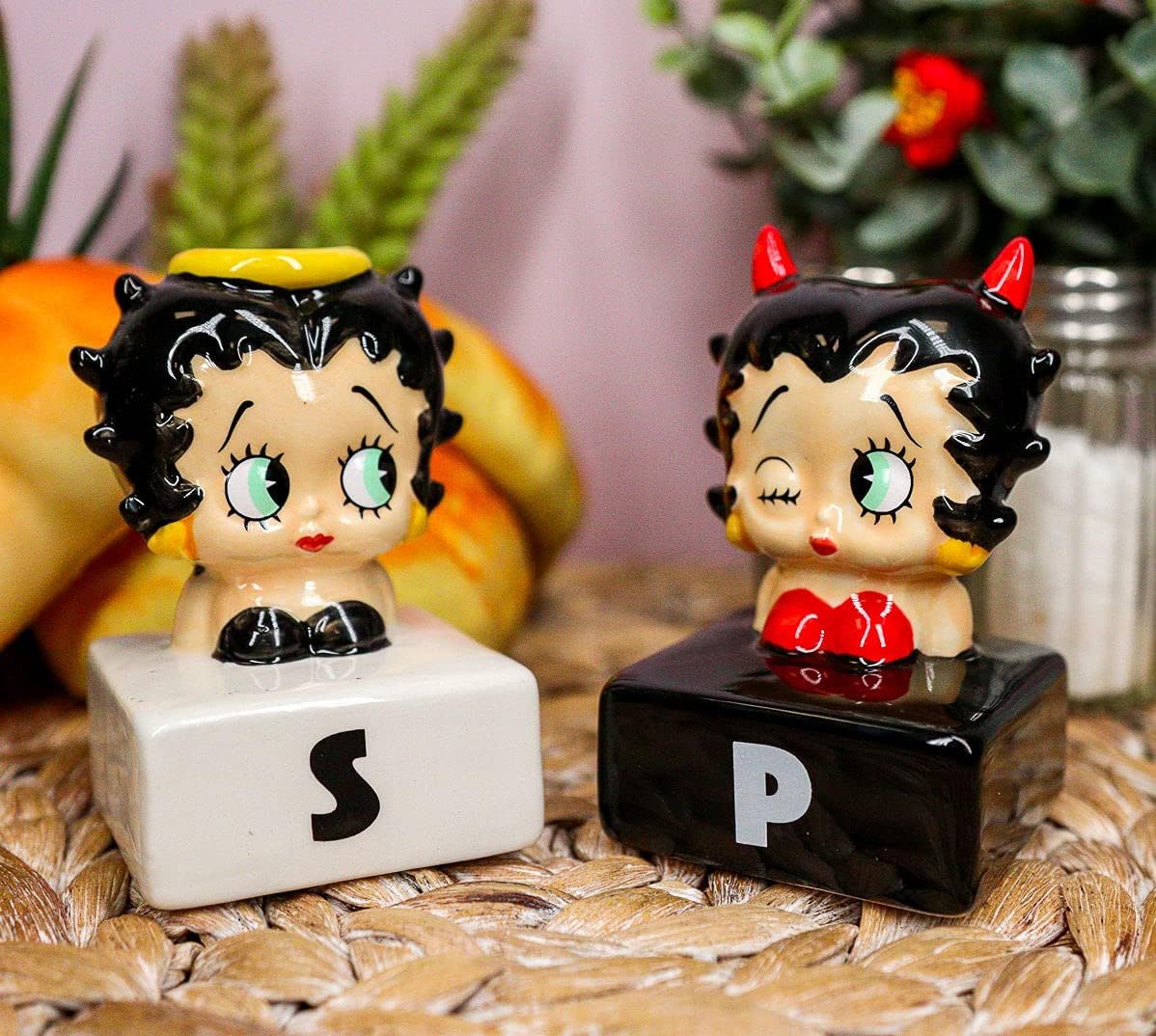 Ebros Gift Novedosa colección de Betty Boop con halo y cuernos de cerámica cómica de sal y pimentero, juego de figuras coleccionables americanas