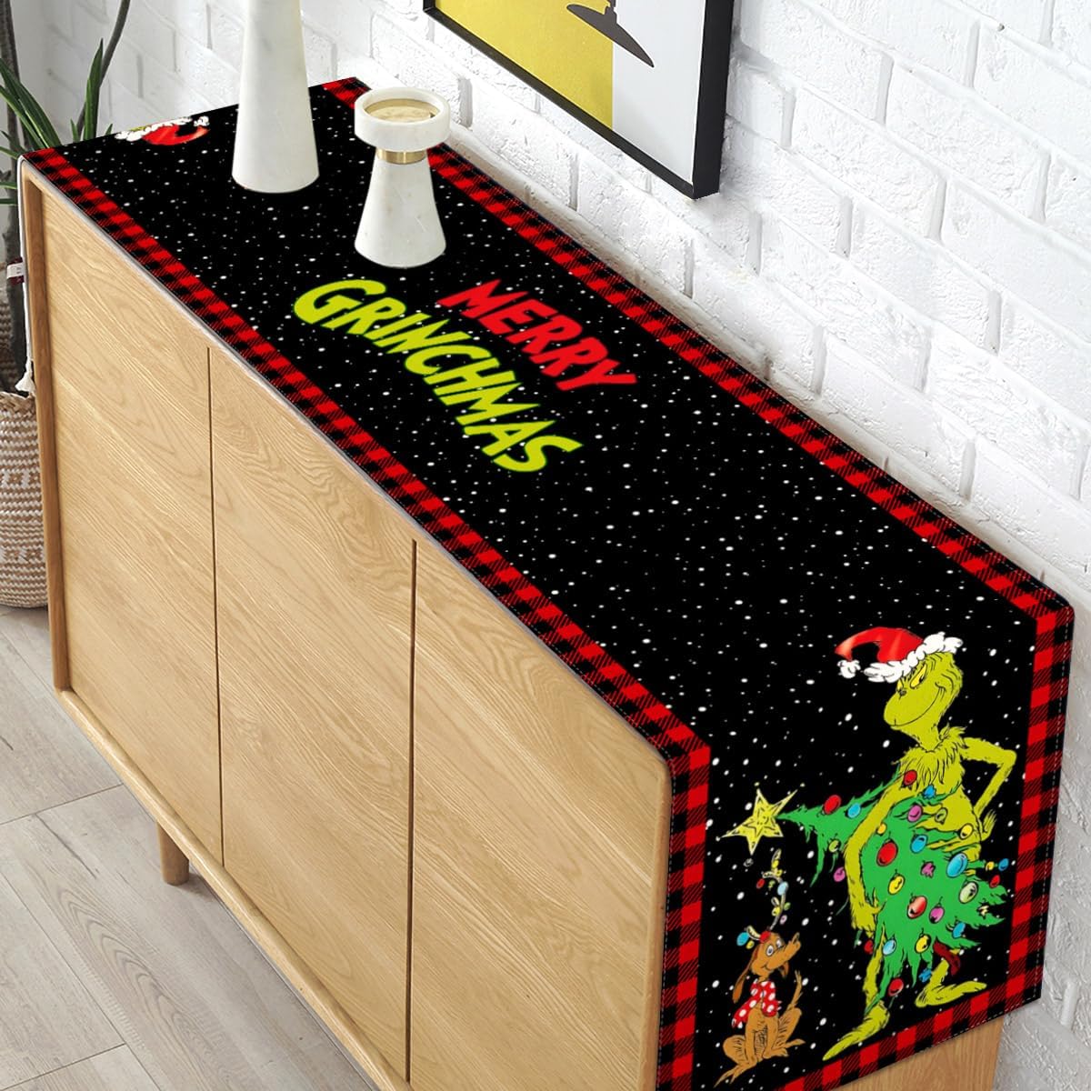 Camino de mesa Grinchmas Merry Christmas Whoville para fiestas de invierno, cocina, chimenea, comedor, decoración del hogar (negro y rojo, 13 x 72