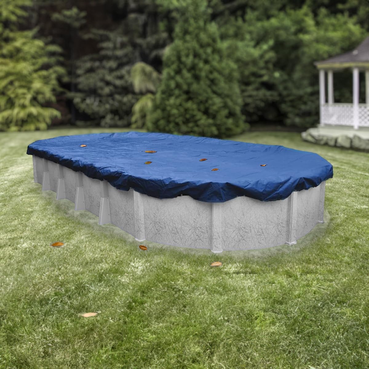Cubierta de invierno para piscina ovalada sobre el suelo de 18′ x 34′