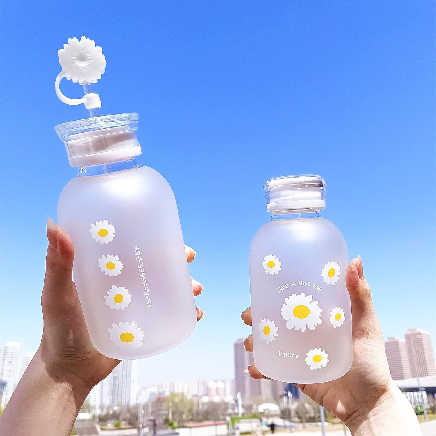 Milk Juice – Lindas botellas de agua estéticas lindas para mujeres, botella de agua portátil de vidrio esmerilado Kawaii Little Daisy con popote y 2