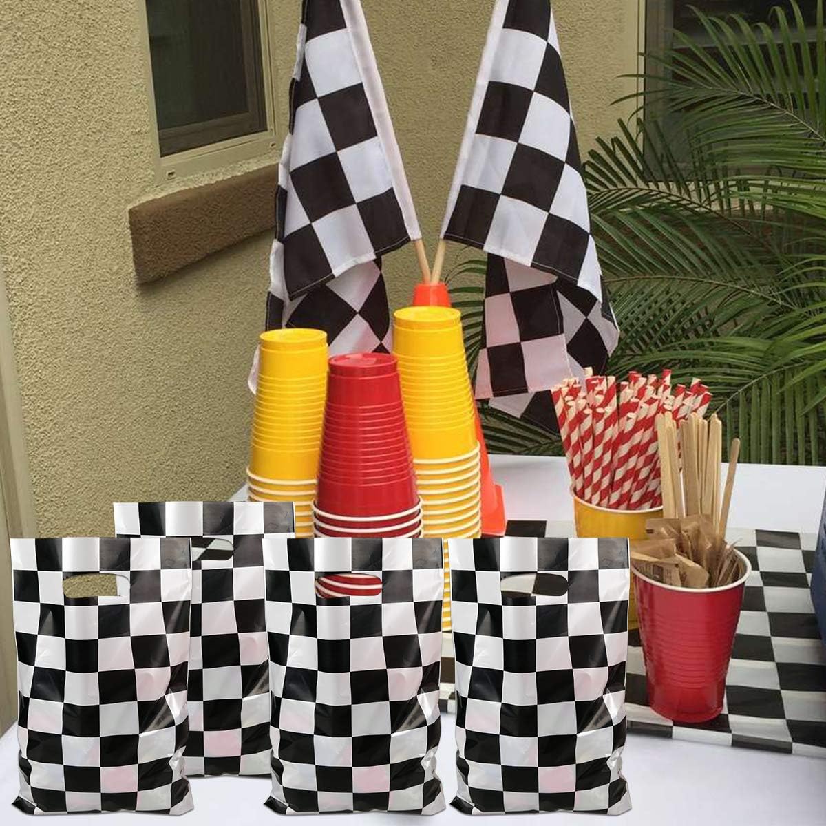 CODOHI Bolsa de regalos de fiesta de coche de carreras, 50 bolsas de dulces a cuadros en blanco y negro de plástico para carreras, bolsas de regalo