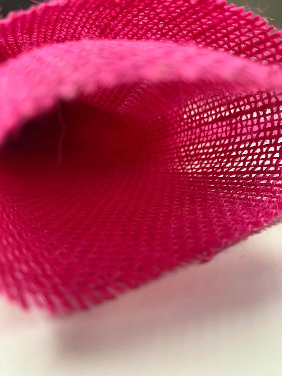 Tela de arpilleravendido por The Continuous Yard – 48 pulgadas de ancho (rosa intenso)