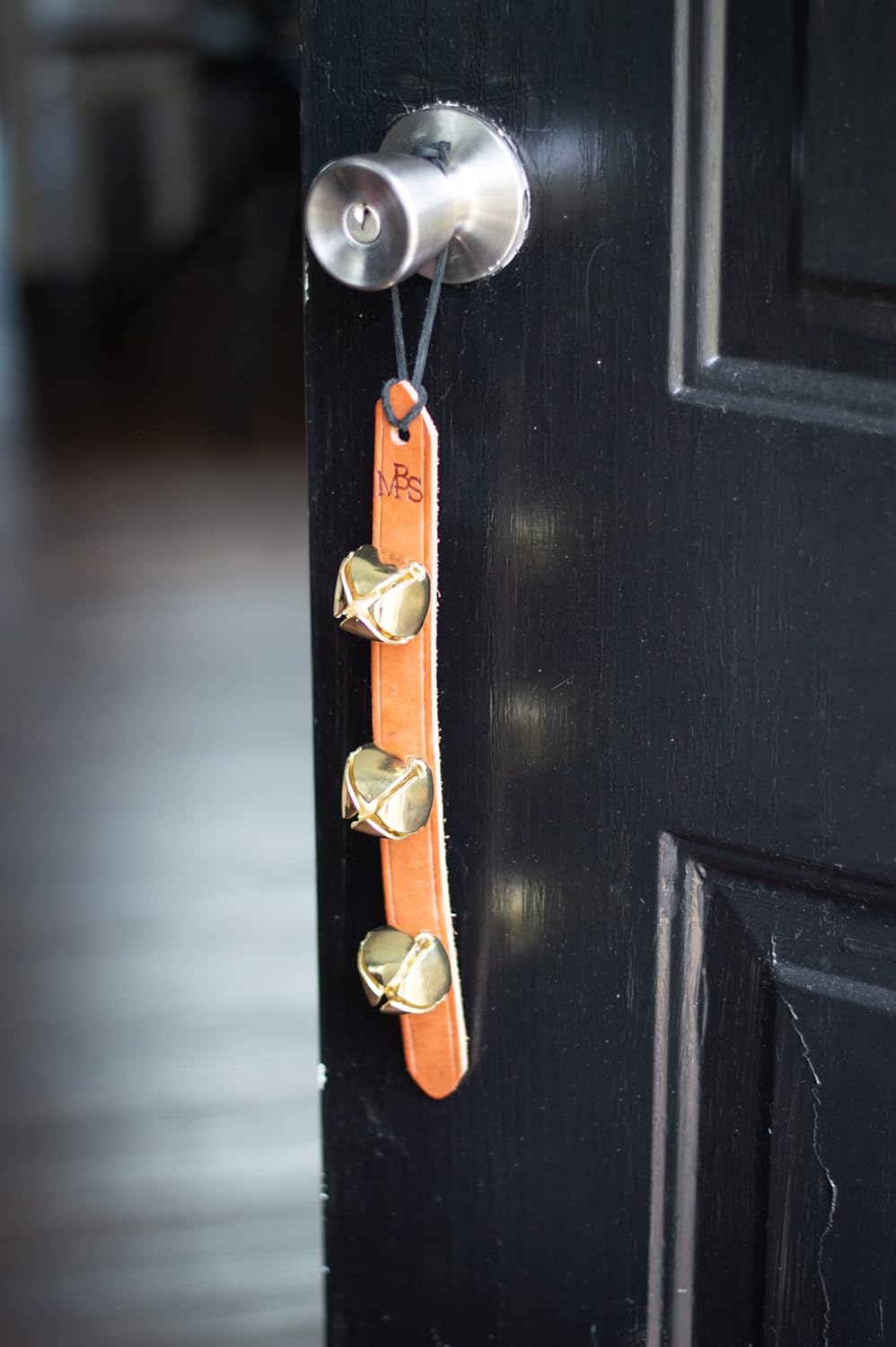 DM Smucker LLC  Campanas colgantes de cuero para trineo  Timbre decorativo para puerta colgante  3 campanas con corbata (negro)