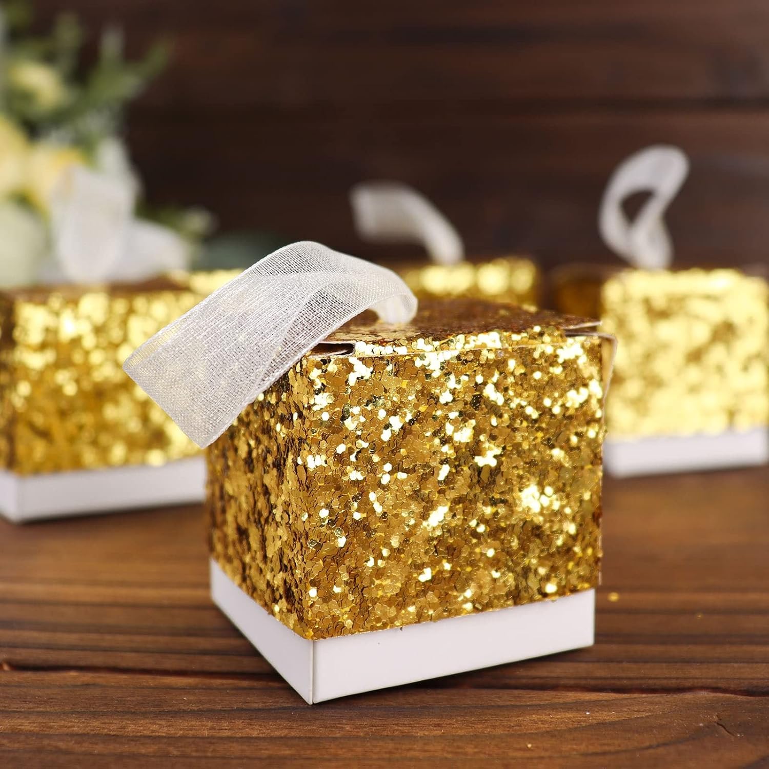TABLECLOTHSFACTORY – Paquete de 25 cajas de regalo con lentejuelas doradas de 2 pulgadas con lazo de cinta blanca, cajas de recuerdo de fiesta,