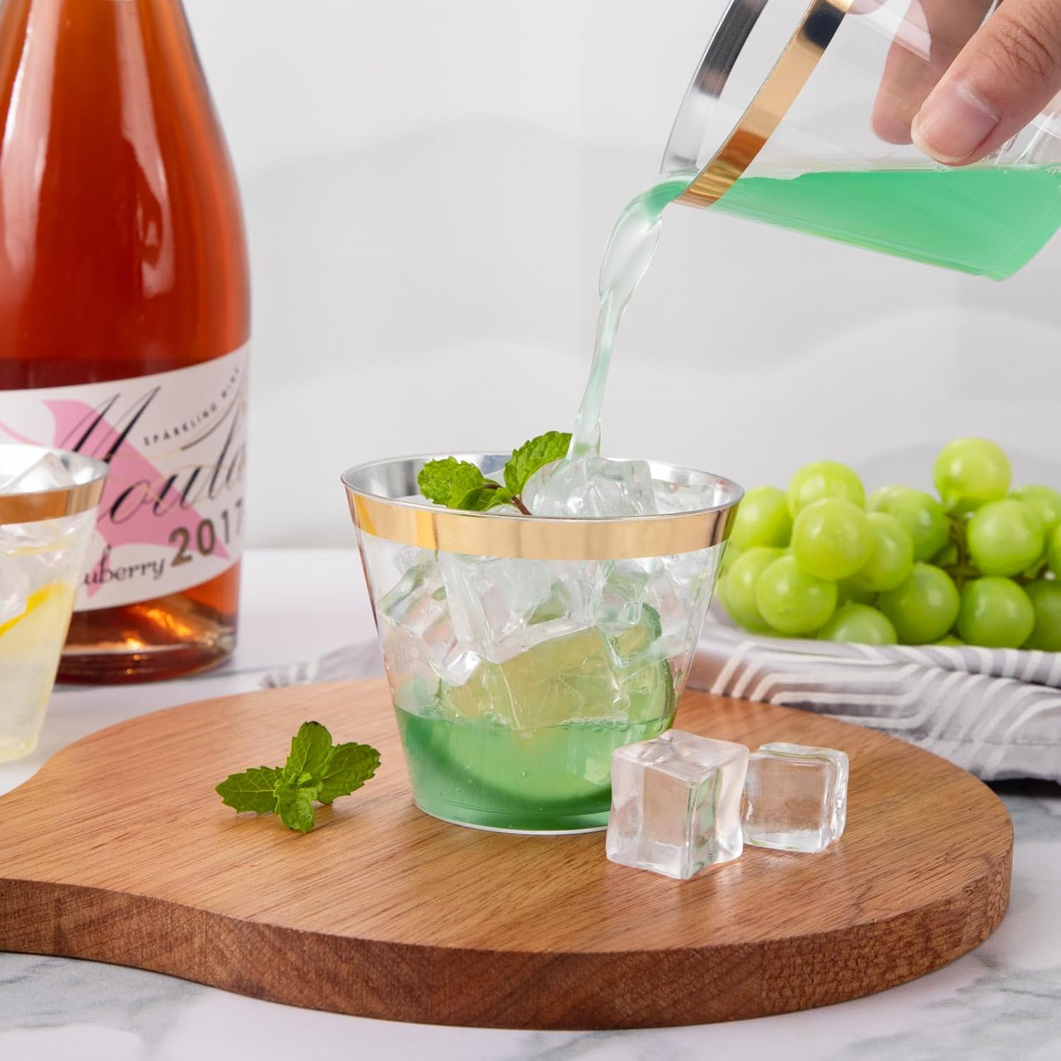 Nervure 100 platos de plástico rosa malva con borde dorado y 240 vasos de plástico dorados