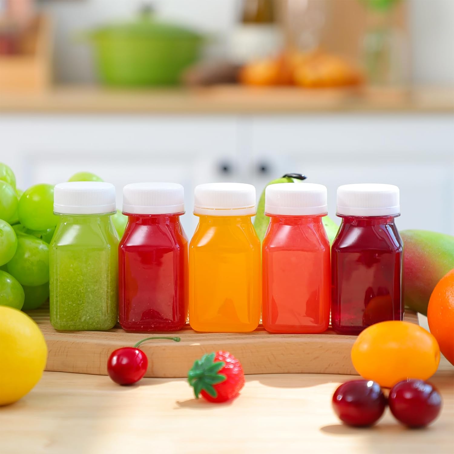 Moretoes Botellas de chupito de 4 onzas con tapas, 15 botellas de plástico para jugos, recipientes de bebidas a granel con tapas para jugos,