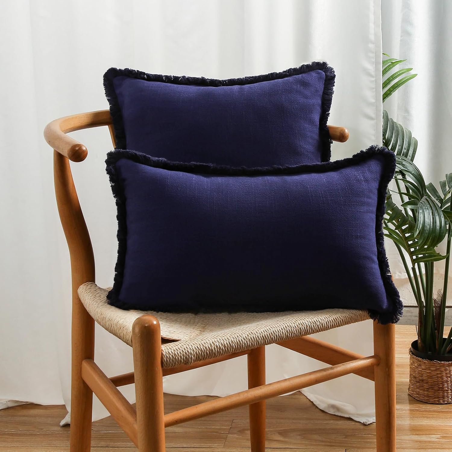 GyiHoong Juego de 2 fundas de almohada de 18 x 18 pulgadas, color azul profundo con flecos y borlas hechas a mano, fundas de almohada bohemias de