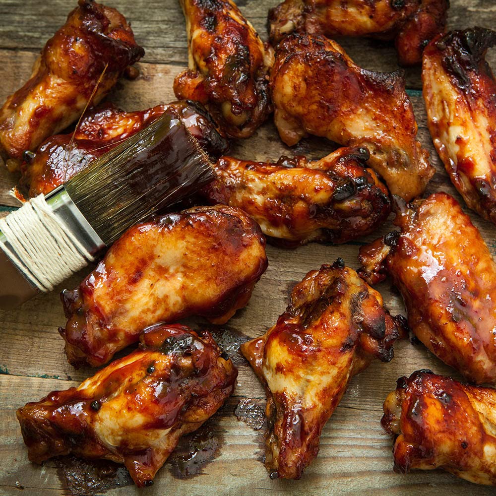 Kinder’s BBQ Sauce Variedad de 3 sabores  (1) cada uno oro, azúcar morena de nogal, caliente (15.3-15.8 onzas)  Paquete de folleto de recetas más