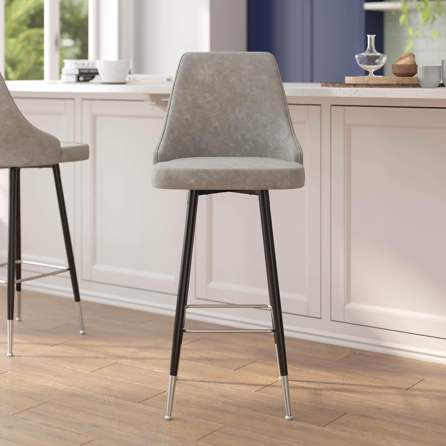 Flash Furniture Shelly – Juego de 2 taburetes de bar comerciales de altura de bar, tapicería LeatherSoft gris, marcos de metal negro, 30 pulgadas de