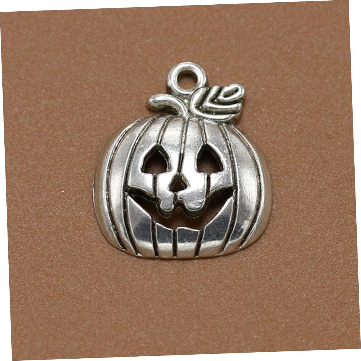 VILLCASE 100 dijes de bruja de Acción de Gracias, dijes de calabaza para collares, decoración retro, collar de bruja, aretes de Halloween, pulsera,
