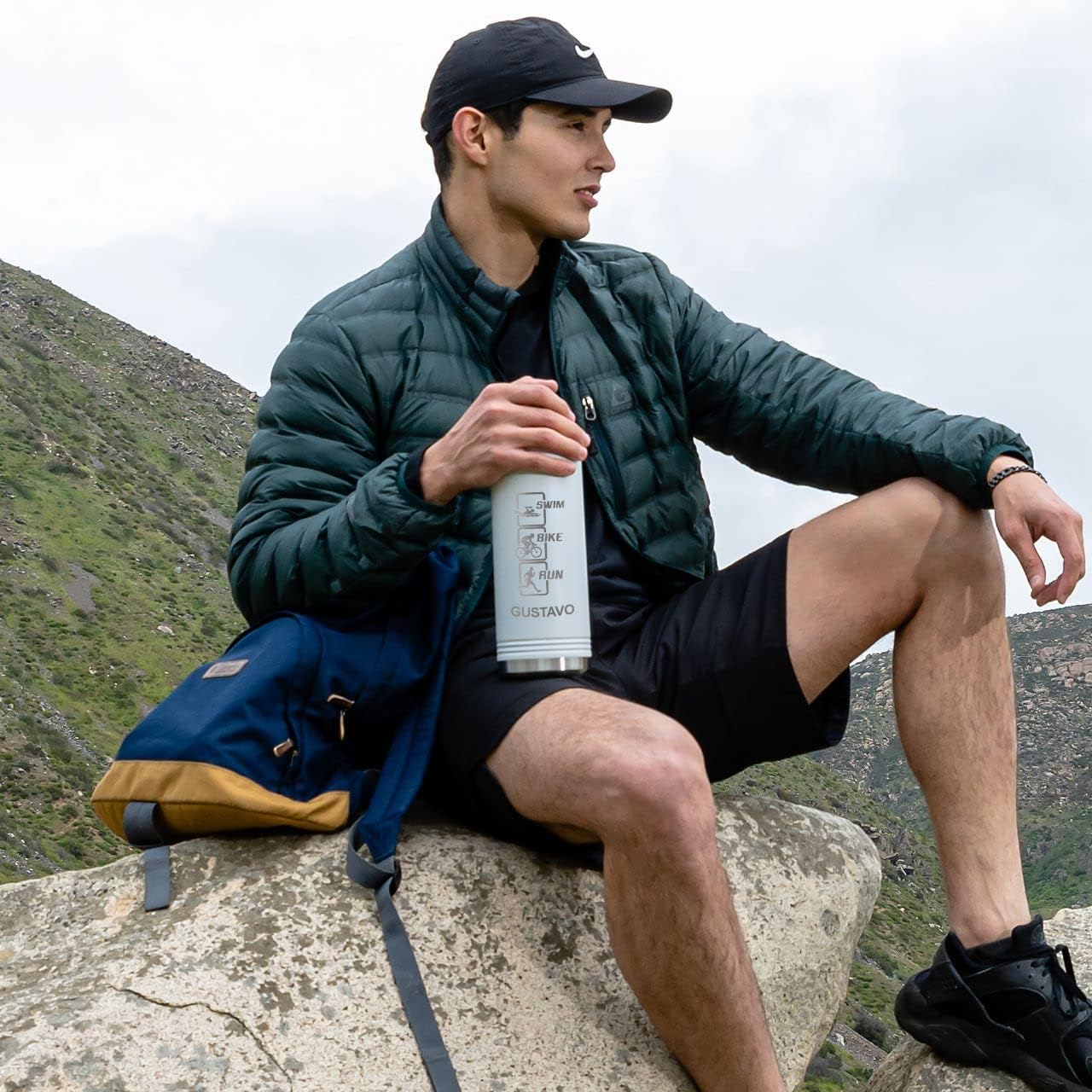 LaserGram Botella de agua de doble pared con tapa abatible de 20 onzas con pajita, mantén la calma y baila, grabado personalizado incluido (rosa)