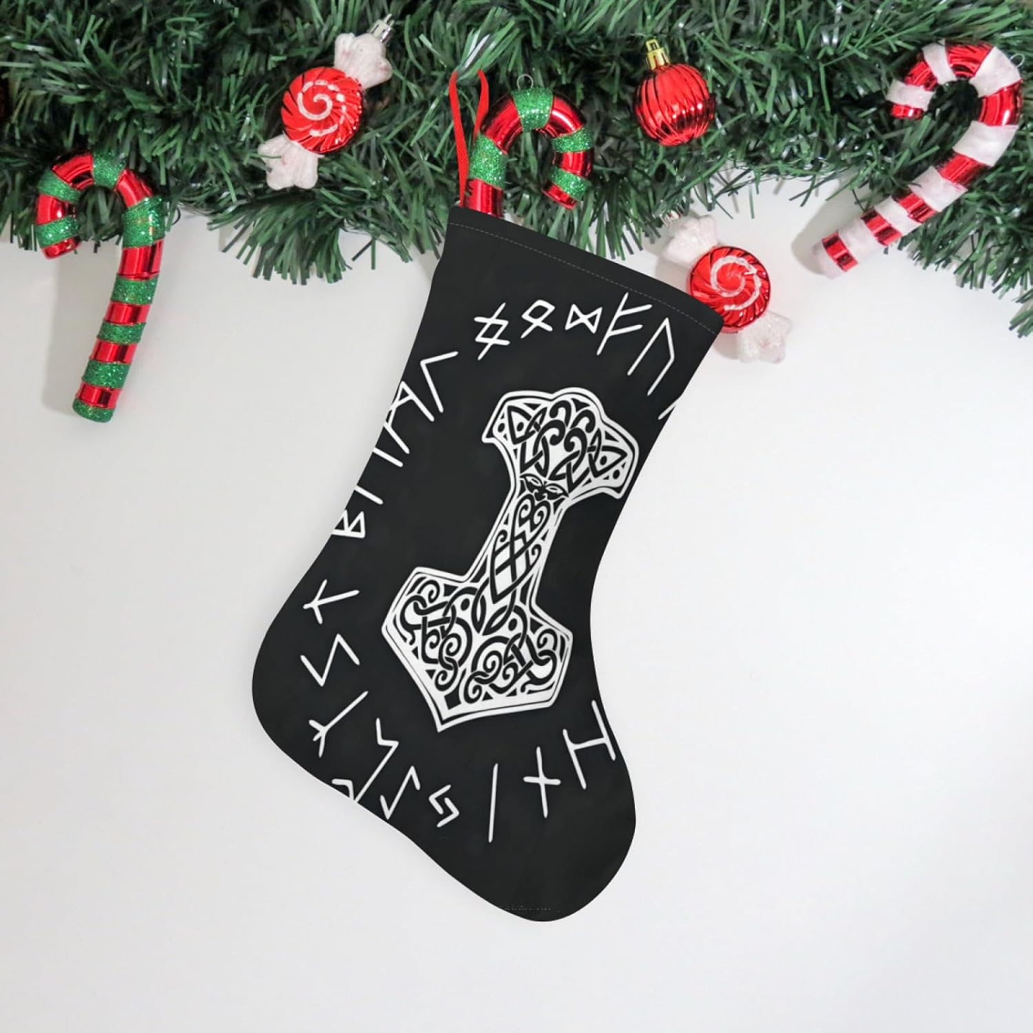 Medias de Navidad Vikingos Mjolnir, rueda de runa nórdica, símbolo de mitología nórdica, árbol de Navidad, decoraciones colgantes (10 pulgadas).