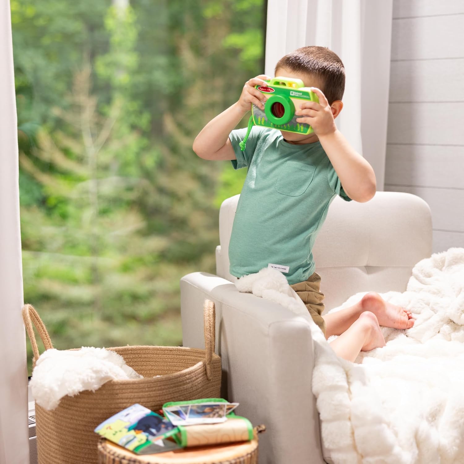 Melissa & Doug Juego de cámara con paisajes y sonidos de las Montañas Rocosas, Juego de cámara de juguete de madera – Tarjetas de fotos hacen