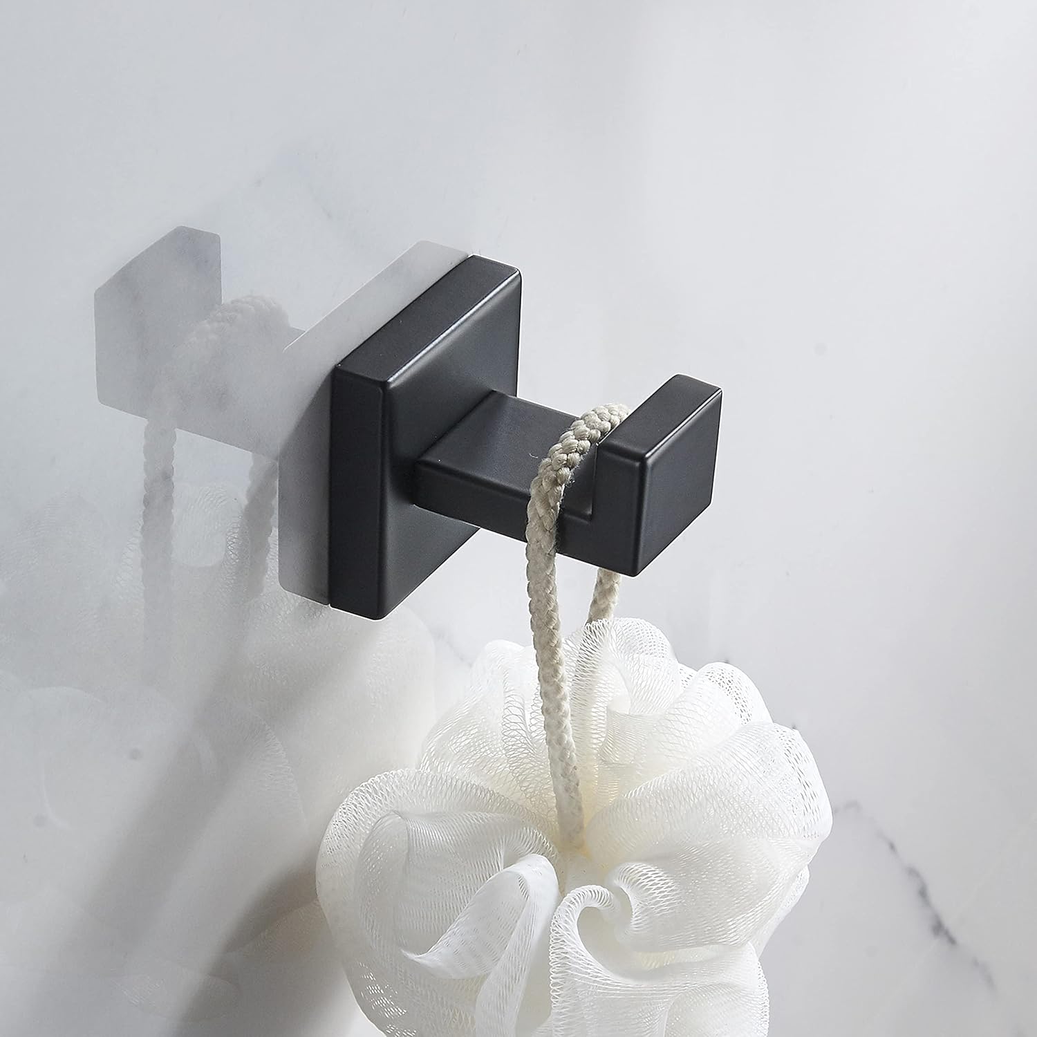 JunSun Juego de accesorios de baño cuadrado de 4 piezas (toallero para papel higiénico, gancho para bata), accesorios de baño contemporáneos