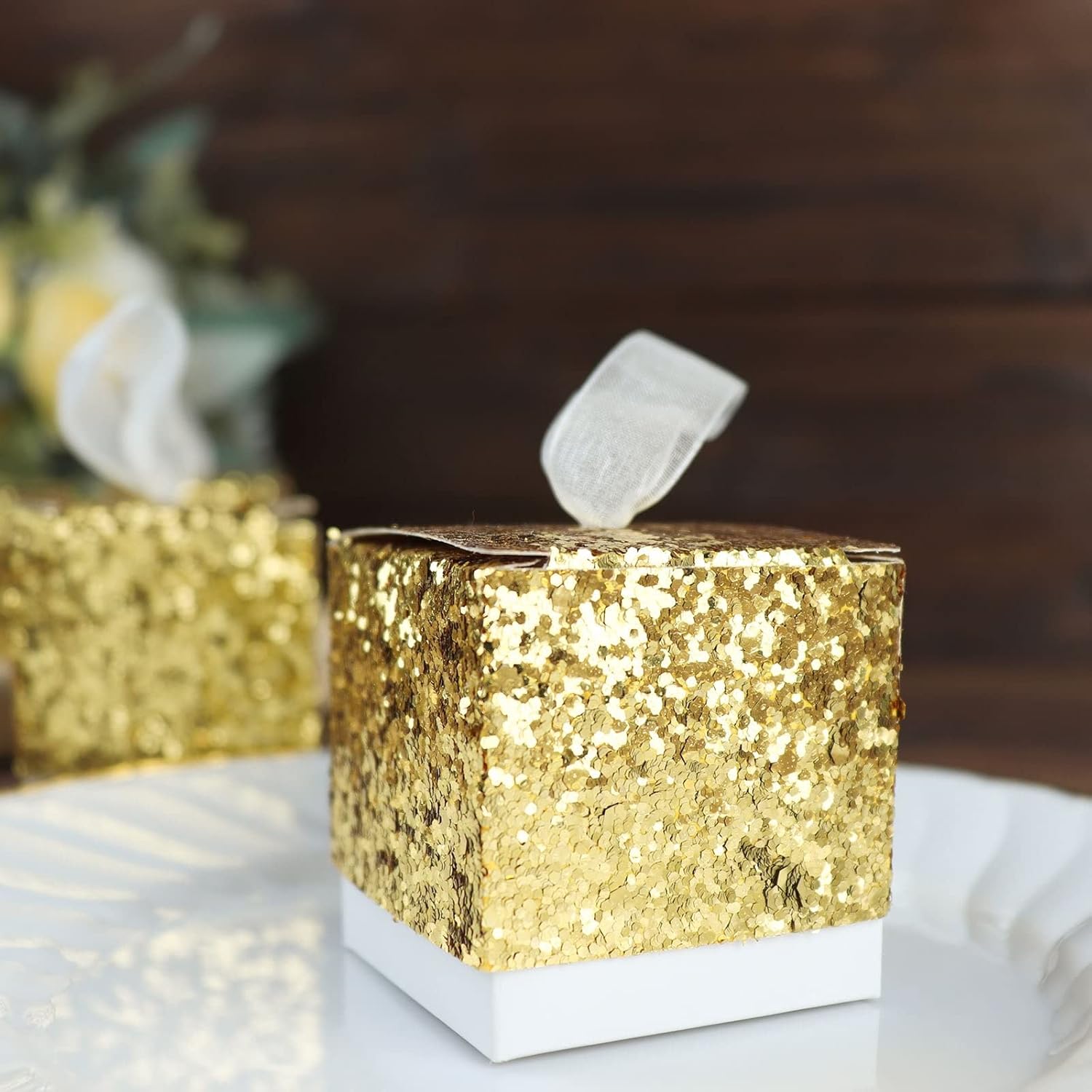 TABLECLOTHSFACTORY – Paquete de 25 cajas de regalo con lentejuelas doradas de 2 pulgadas con lazo de cinta blanca, cajas de recuerdo de fiesta,