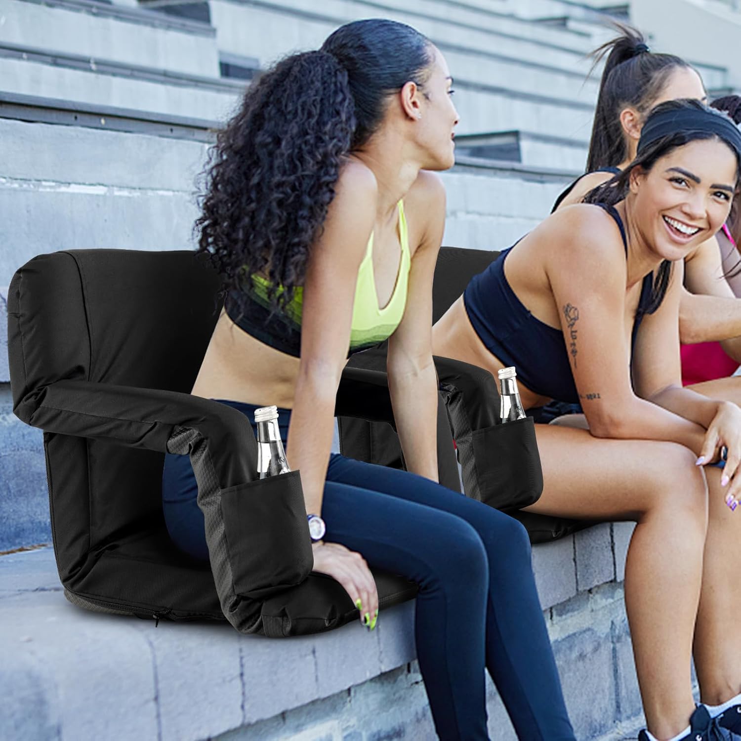 Goplus Asiento de estadio para gradas, silla plegable de 24.5 pulgadas de ancho con 6 posiciones reclinables, soporte para tazas, cojín grueso,