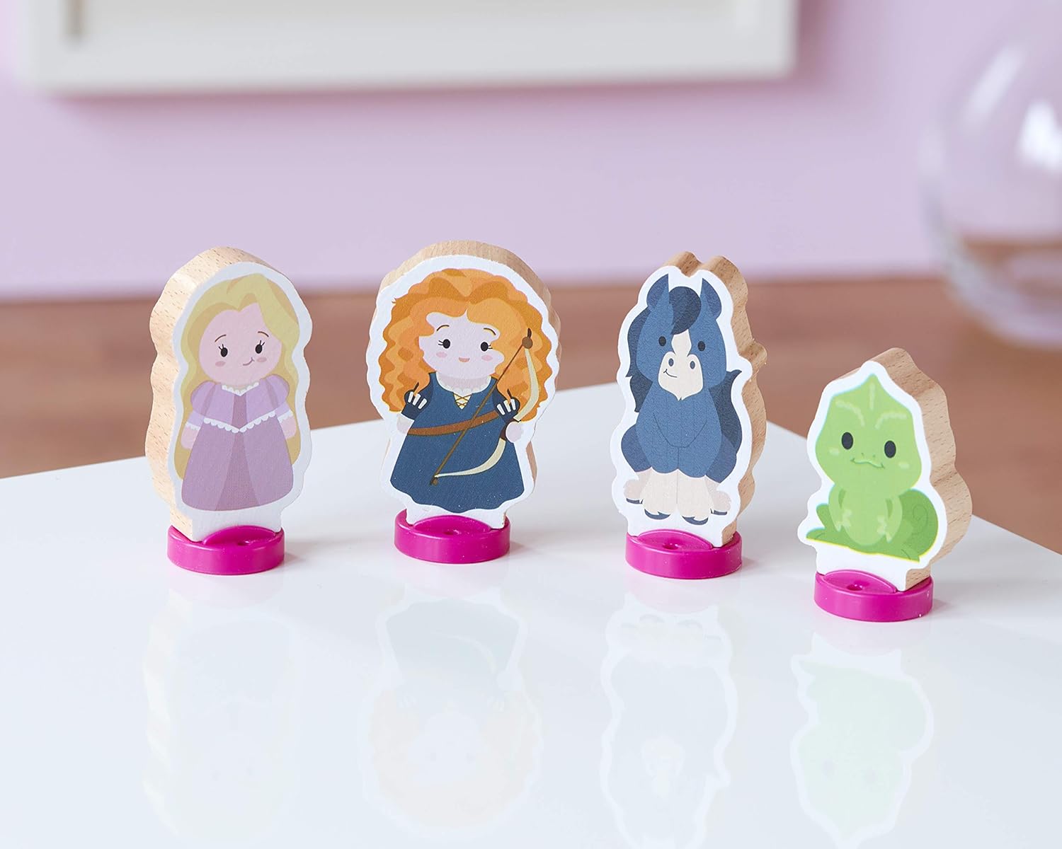 Disney Princess Juego de 4 figuras de princesa de madera, hermoso juguete de madera preescolar, juego imaginativo, certificado FSC sostenible,