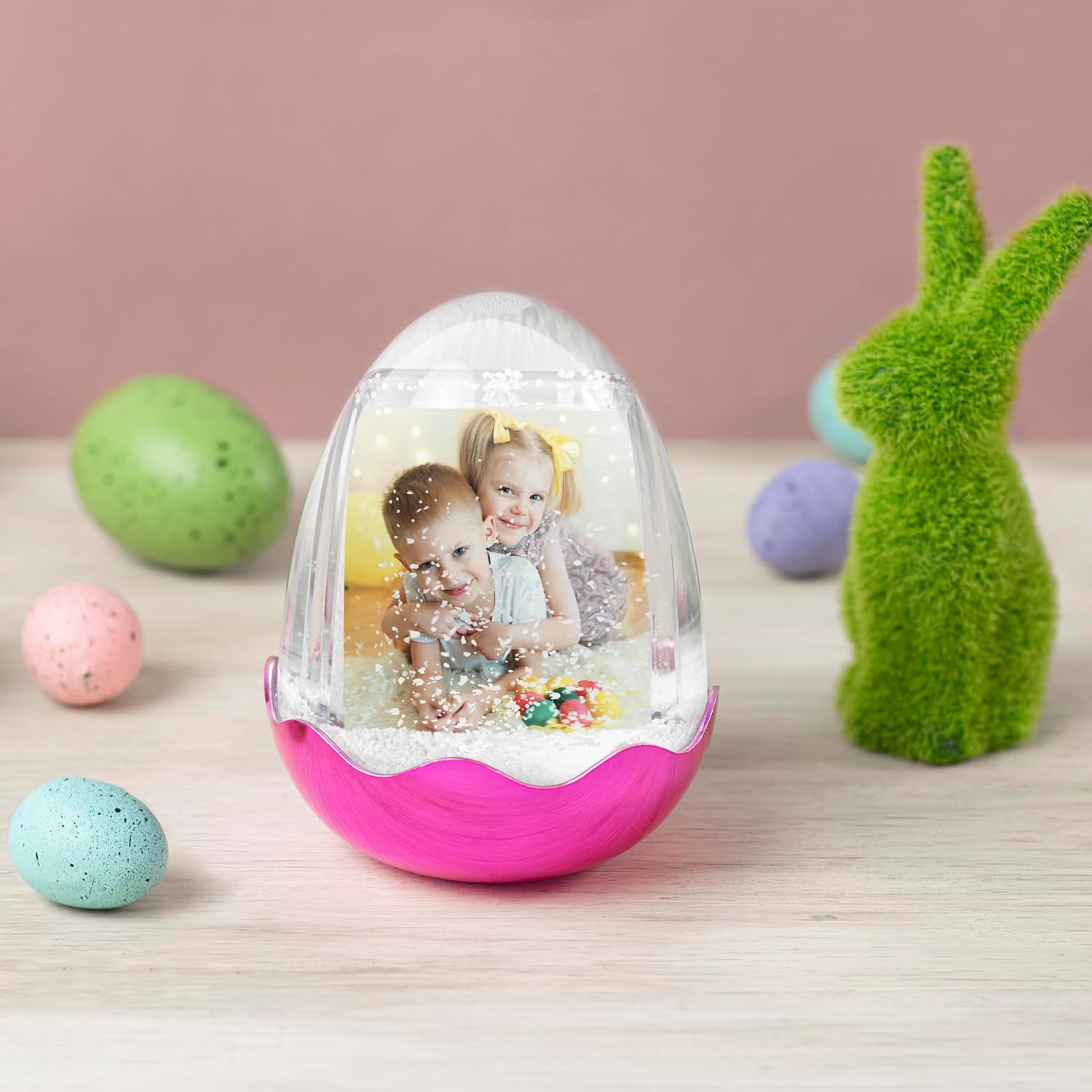 FINE PHOTO GIFTS Huevo de Pascua de plástico 2″ x 3″ foto globo de nieve con una base magenta chapada en metal