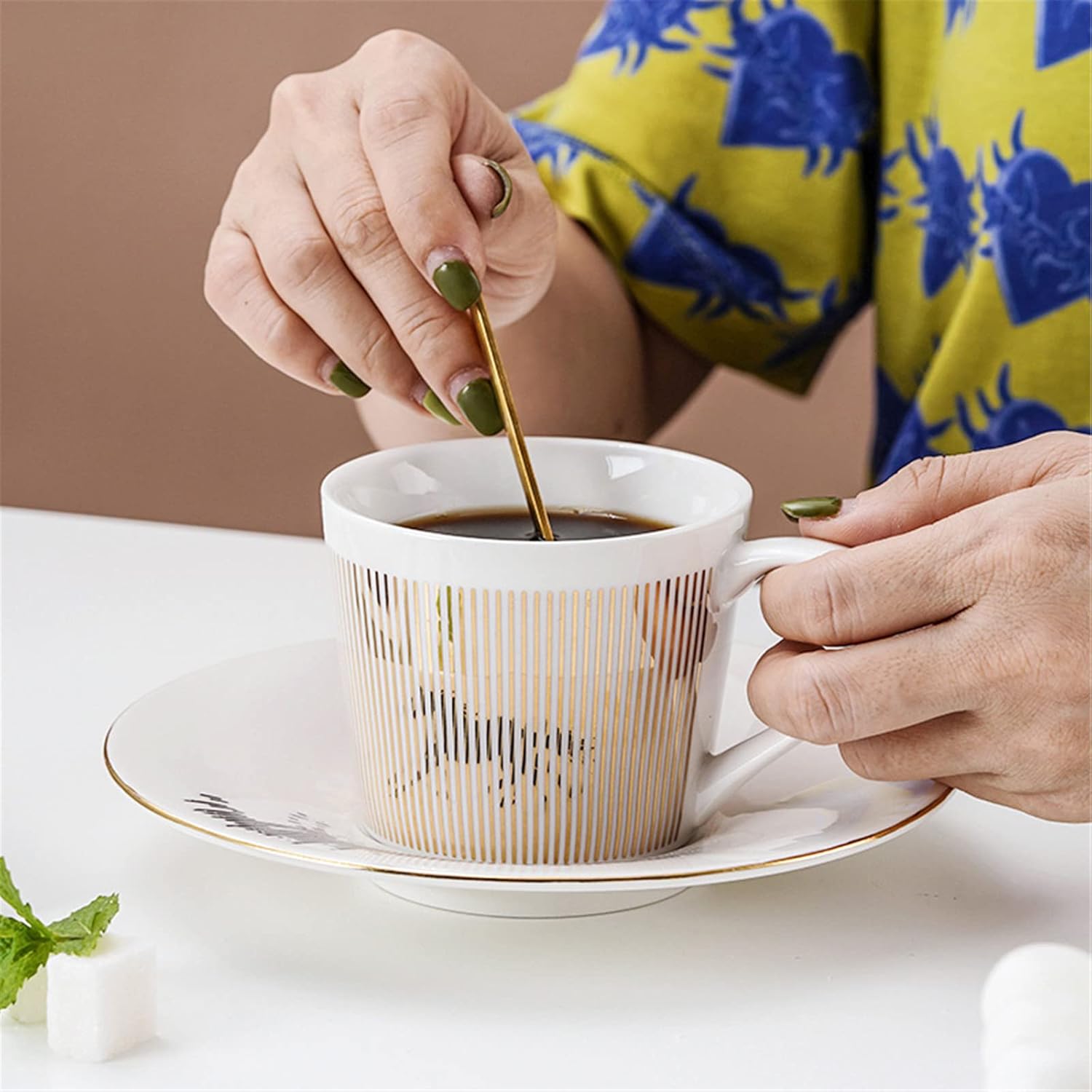 Juego de tazas de café, taza de espejo y platillo creativo de lujo, taza de imagen invertida, taza de té de porcelana con incrustaciones doradas,