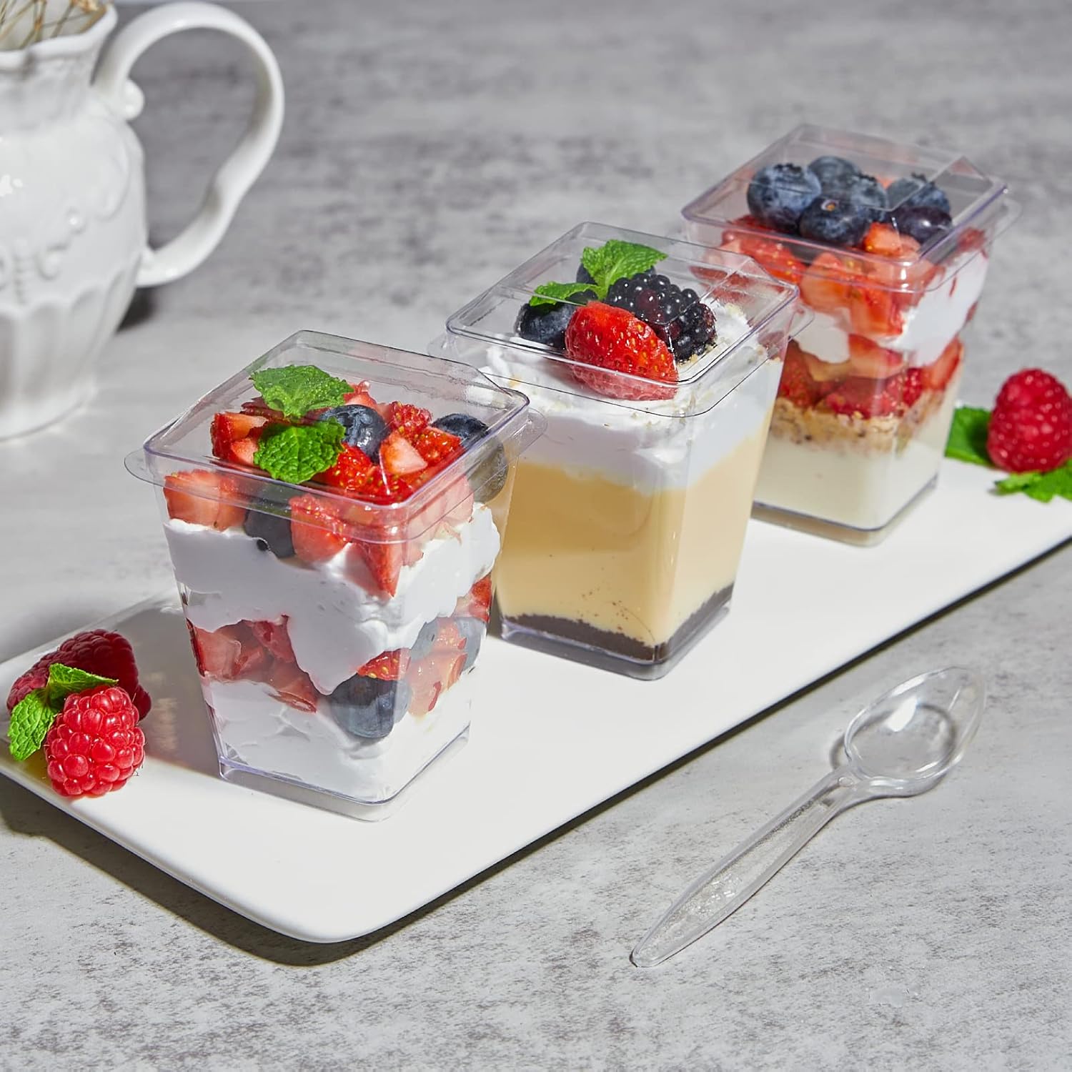 Paquete de 100 vasos cuadrados de plástico transparente de 5 onzas con tapas y cucharas, mini vasos para servir para fiesta de degustación, postres,
