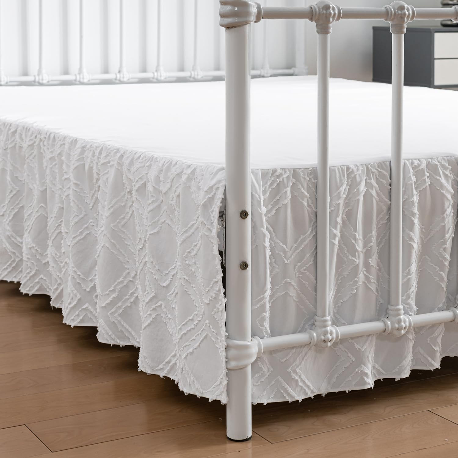 Falda de cama copetuda, falda de cama con volantes con esquinas divididas, falda de cama Queen de 16 pulgadas de caída, falda de cama cuadrada