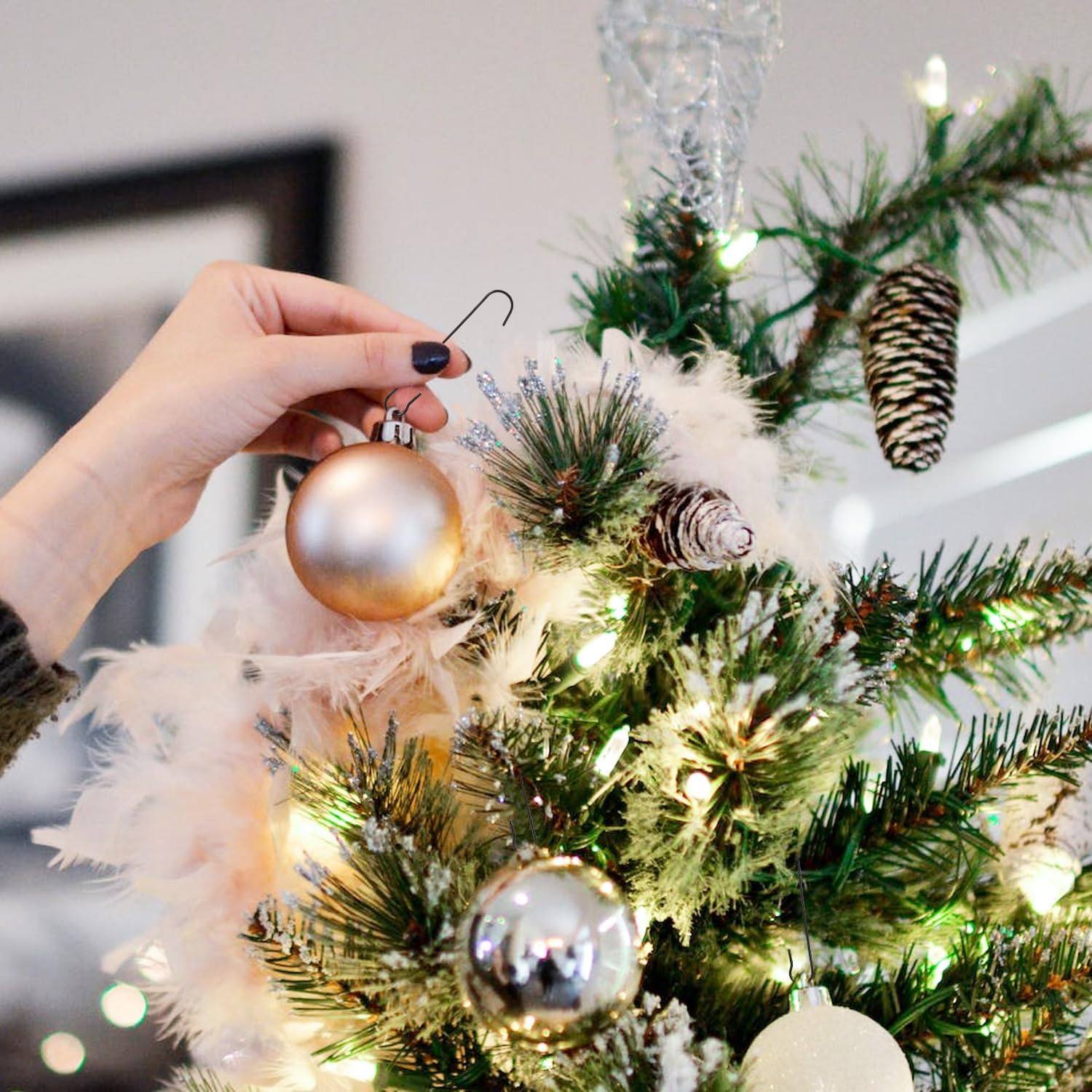 200 ganchos para adornos de Navidad, 2.4 x 0.5 pulgadas, ganchos para adornos de árbol de Navidad en forma de C con caja de almacenamiento, ganchos