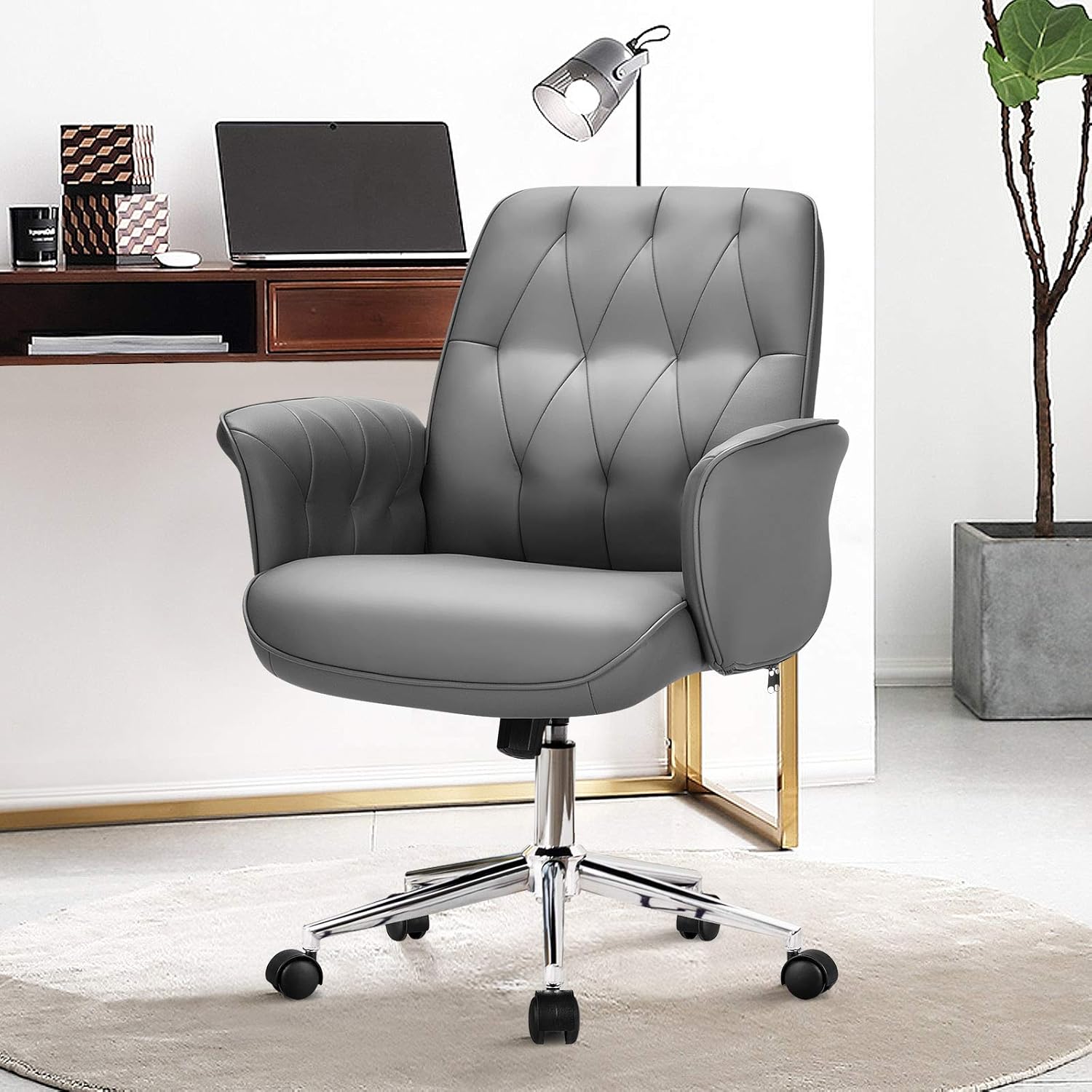 Giantex Silla de escritorio de oficina moderna, silla de acento ajustable de piel sintética con ruedas, silla de escritorio giratoria, silla de