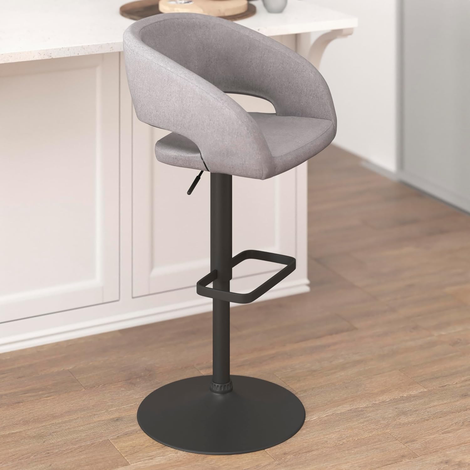 BizChair Taburete de bar de altura ajustable de tela gris contemporánea con respaldo medio redondeado y base negra