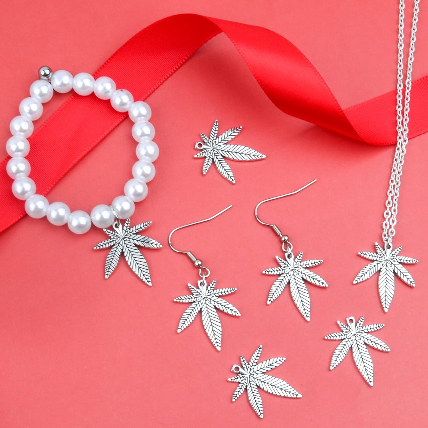 50 dijes de hoja de arce de marihuana de plata antigua, maceta médica, hojas de árbol de cannabis, colgantes para manualidades, aretes, collares,