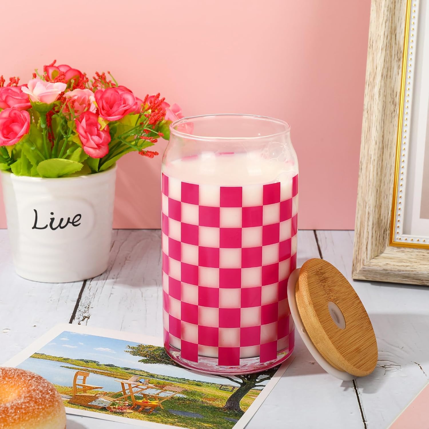Whaline Paquete de 2 vasos a cuadros de 16 onzas, vasos a cuadros rosados, taza de café helado a cuadros con tapa de bambú, popote de vidrio para
