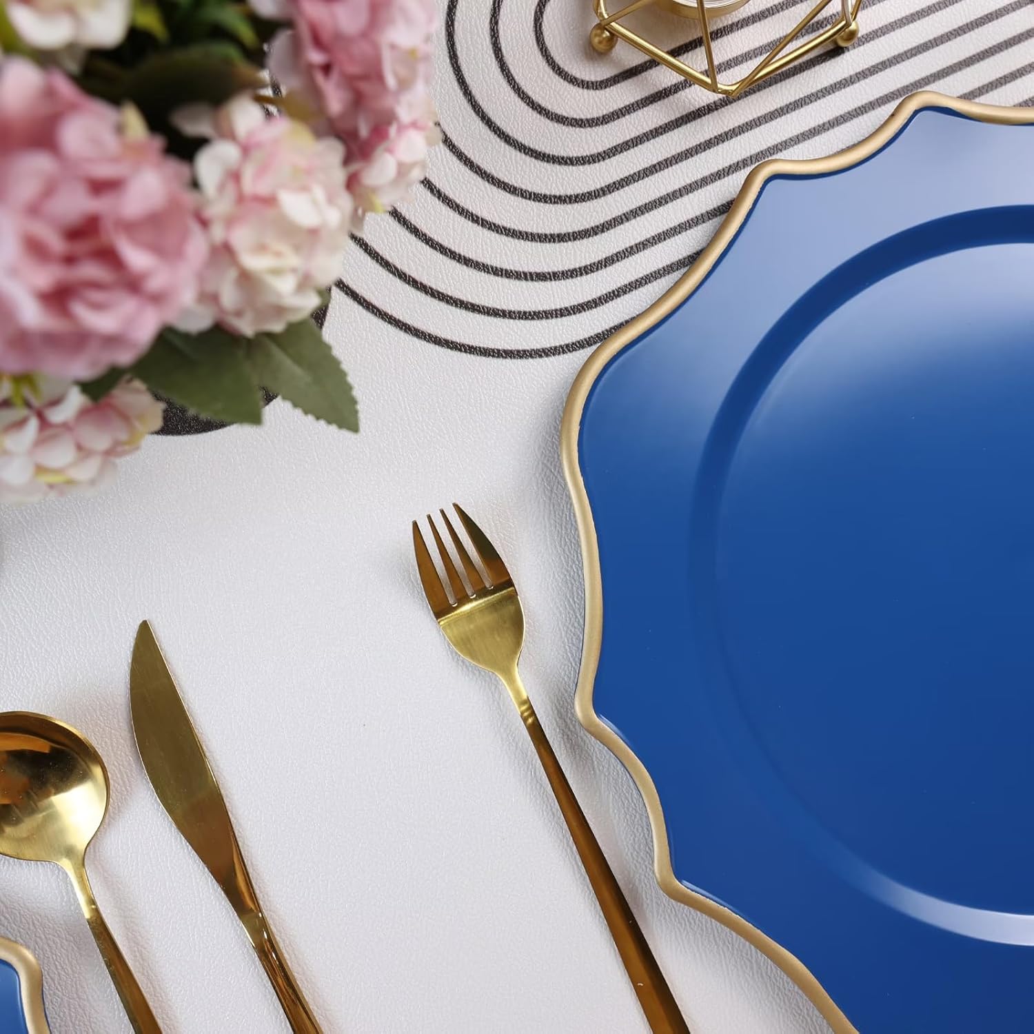 Omuriko Cargadores azules para platos llanos, 13 pulgadas de plástico festoneado, juego de 6 platos decorativos para servicio de carga, para bodas,