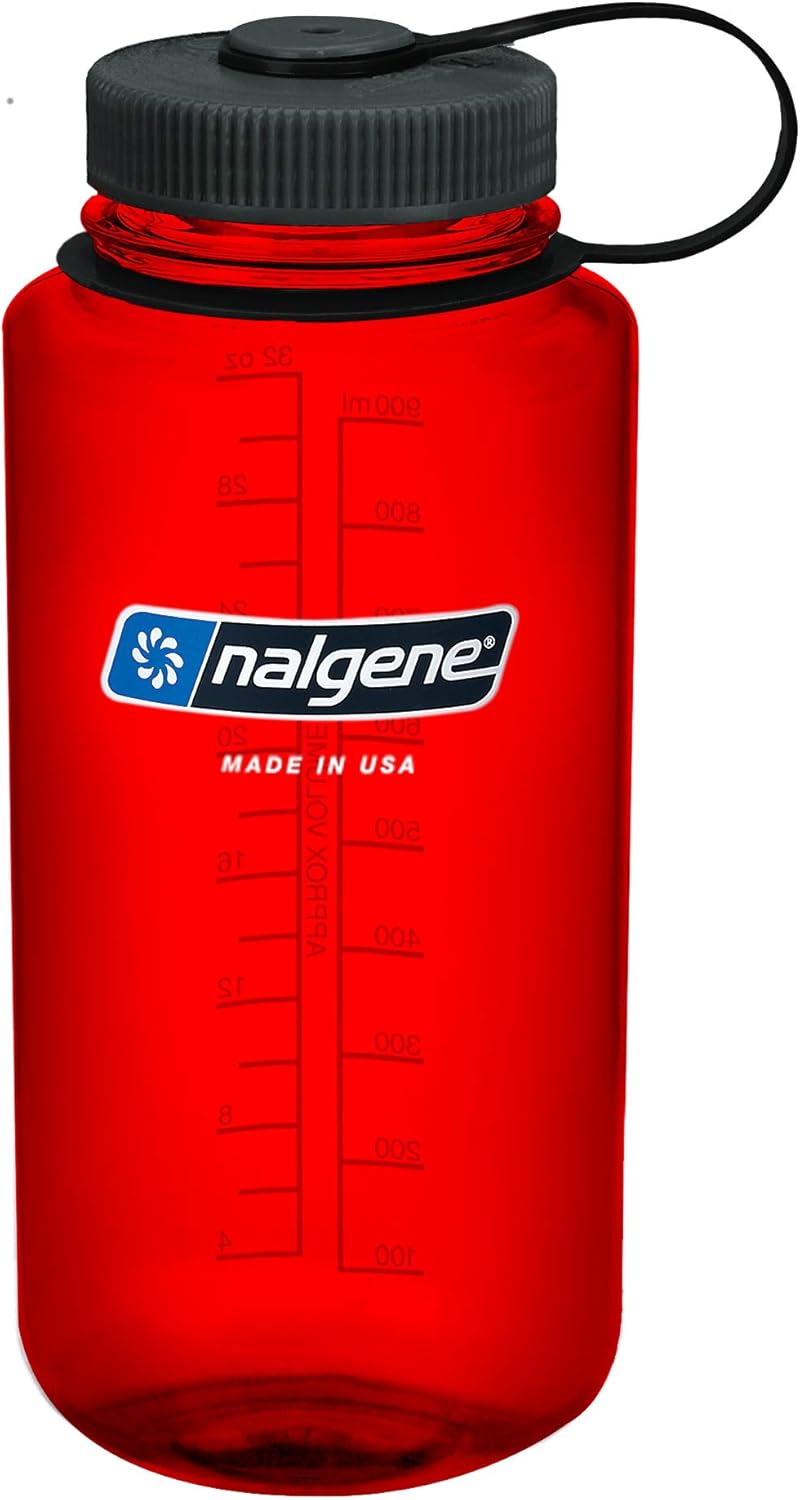 Nalgene Sustain Botella de agua Tritan sin BPA hecha con material derivado del 50 % de residuos de plástico, 946 ml, boca ancha, color rojo