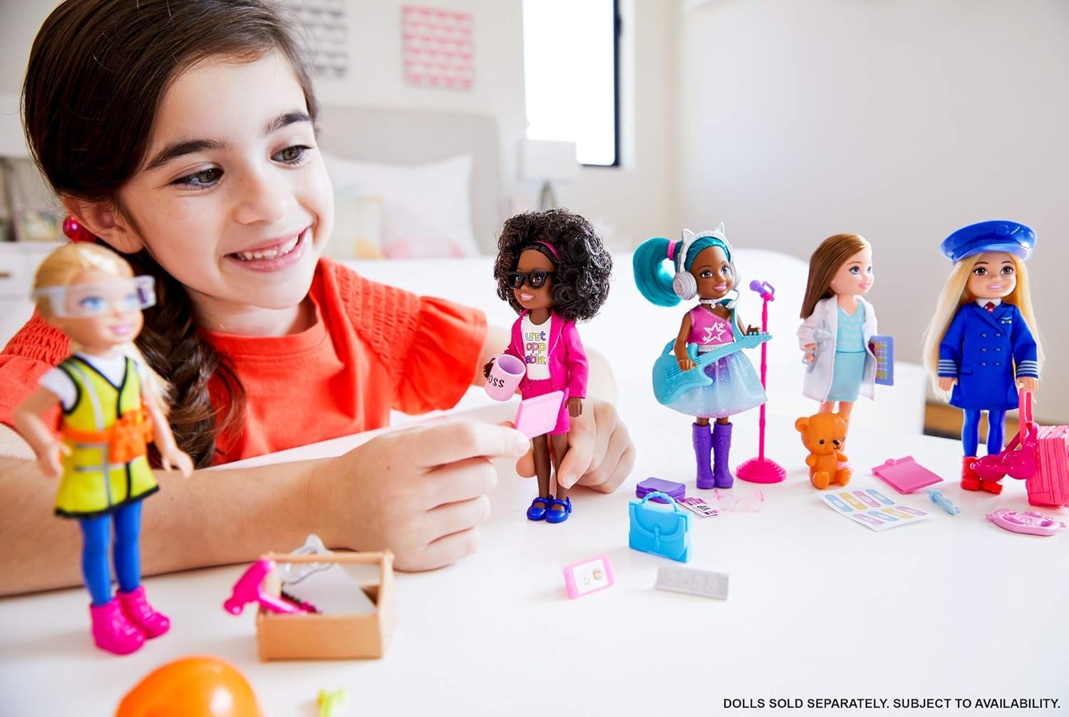 Barbie Chelsea Can Be Playset con muñeca Chelsea Rockstar Brunette (6 pulgadas), guitarra, micrófono, auriculares, 2 entradas VIP, gafas en forma de