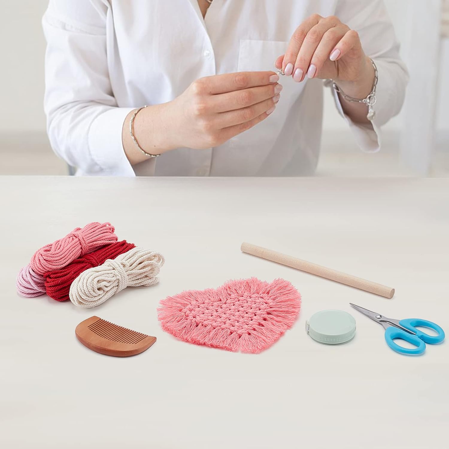 WEBEEDY Kit de macramé, juego de posavasos de macramé con forma de corazón, 4 piezas de macramé bohemio para bebidas absorbentes