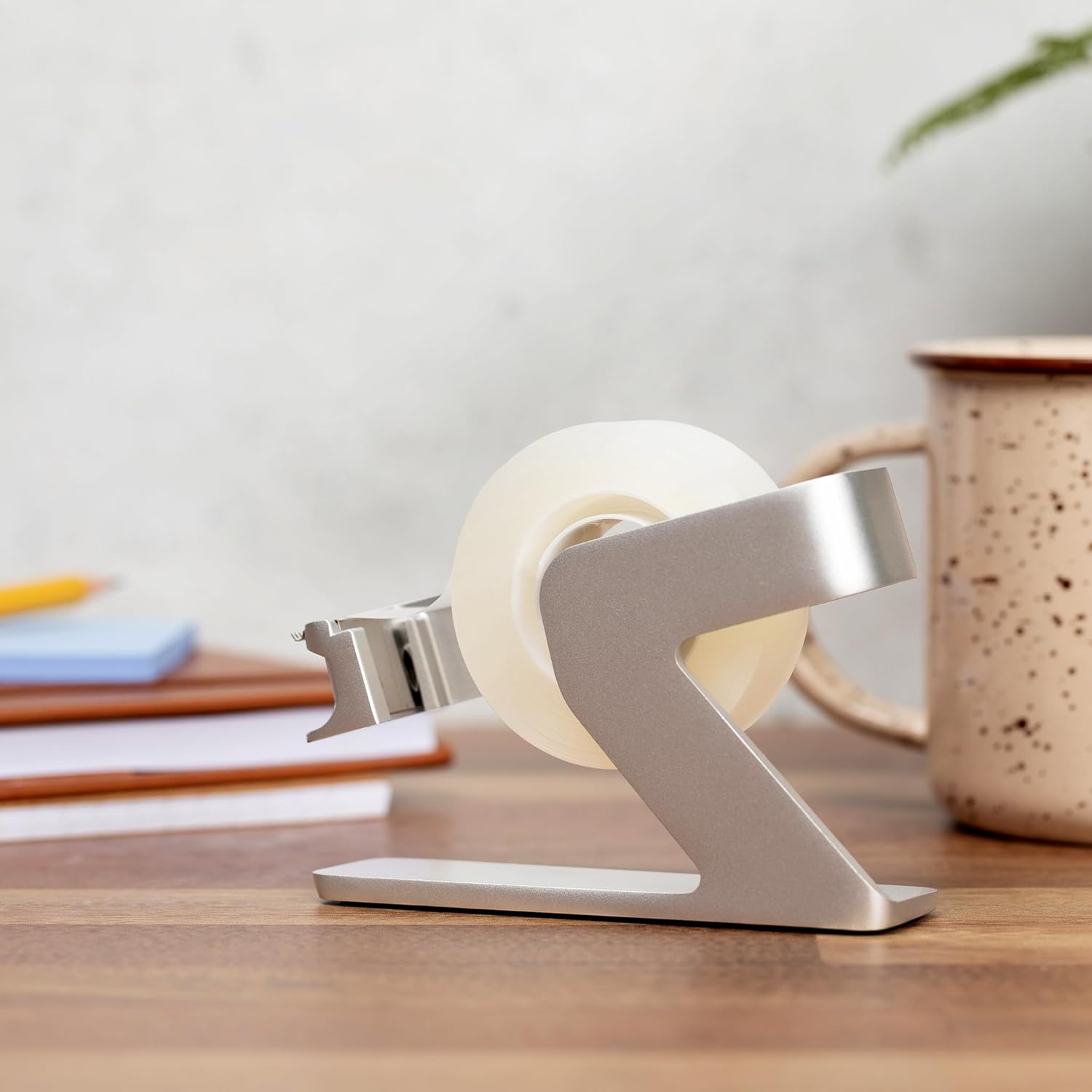ELYPRO Dispensador de cinta moderna para escritorio de oficina, diseño elegante y minimalista, hecho meta pesado, ahorra espacio, perfecto para uso