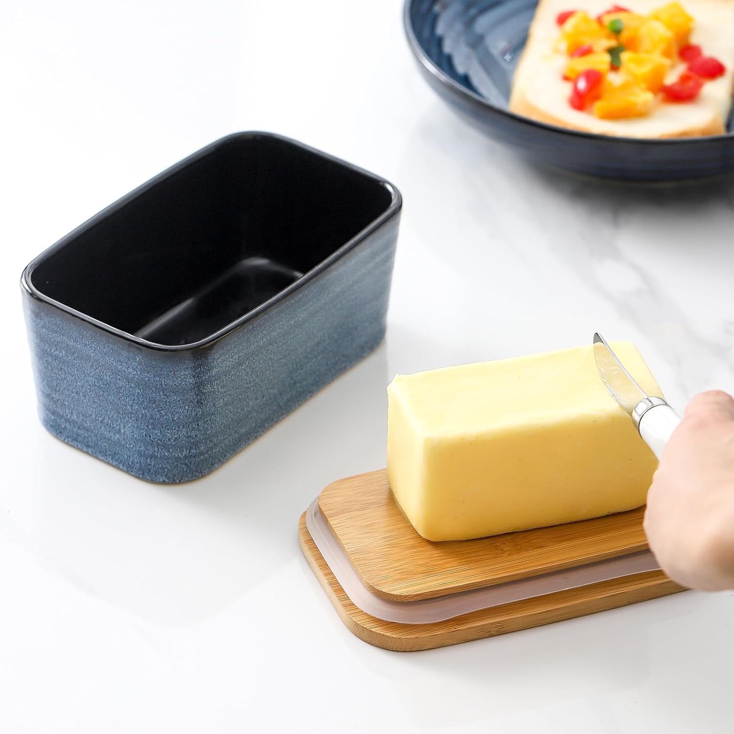 Hasense Mantequera de cerámica con tapa de bambú, recipiente grande para mantequilla y cuchillo, elegante soporte para mantequilla para encimera de