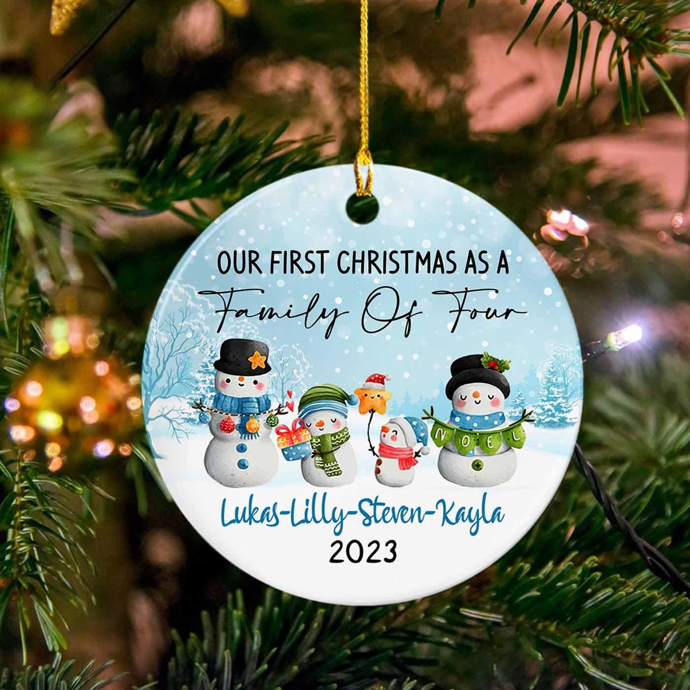 Adorno de cerámica personalizado para familia de 4 muñecos de nieve, nuestra primera Navidad como familia de cuatro, decoración de recuerdo de