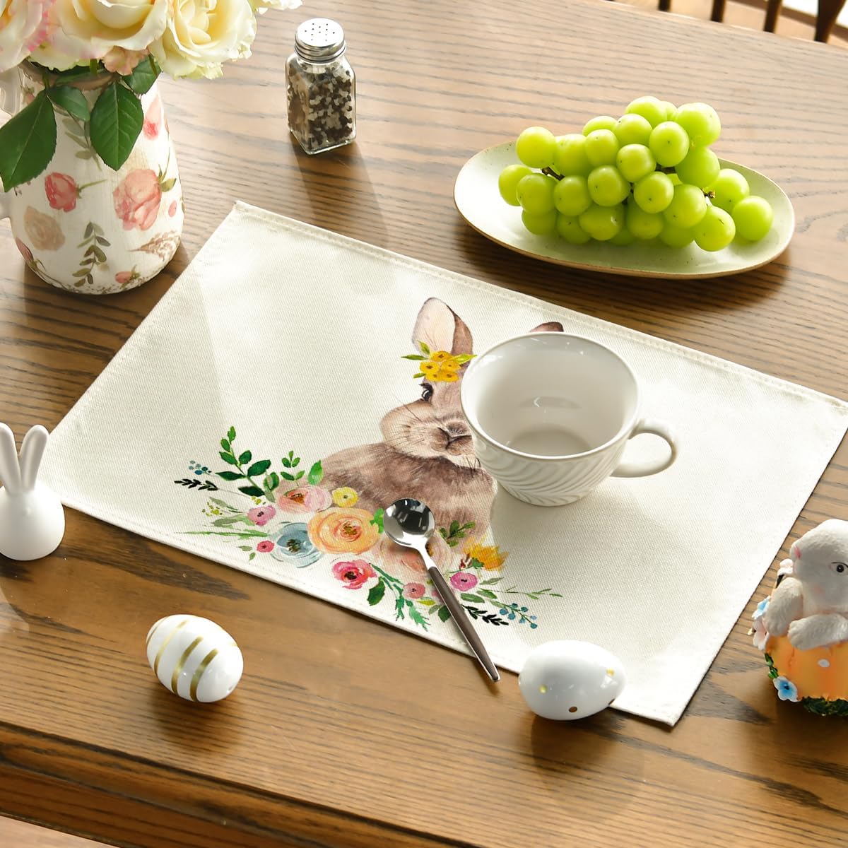 Artoid Mode Juego de 4 manteles individuales de Pascua con diseño de conejo y flores para mesa de comedor, 12 x 18 pulgadas, para primavera, verano,