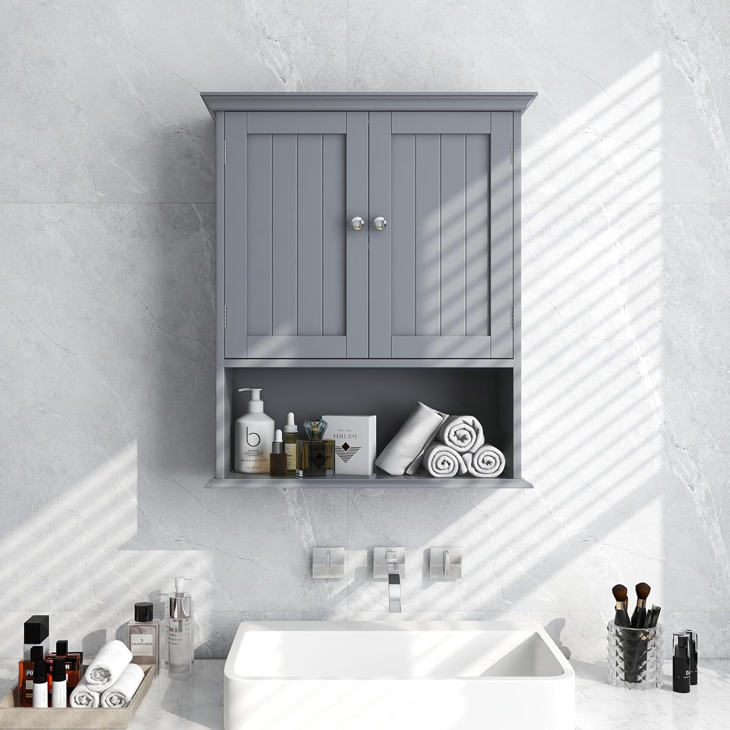 Tangkula Armario de pared de baño, armario colgante de madera con puertas y estantes, gabinete de almacenamiento multiusos para baño, cocina, sala