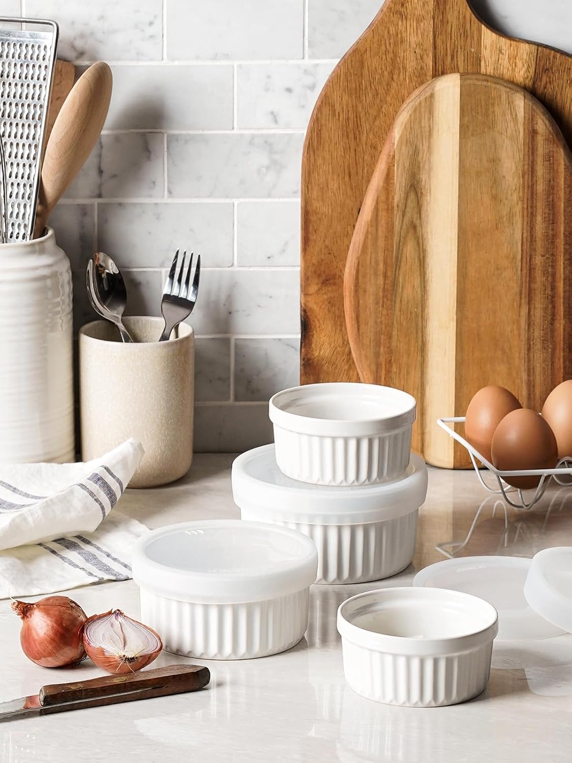 LE TAUCI Ramequines con tapas, 2 generación 4 onzas aptas para horno de crema Brulee Ramekin platos de soufflé con tapas, cuencos de cerámica