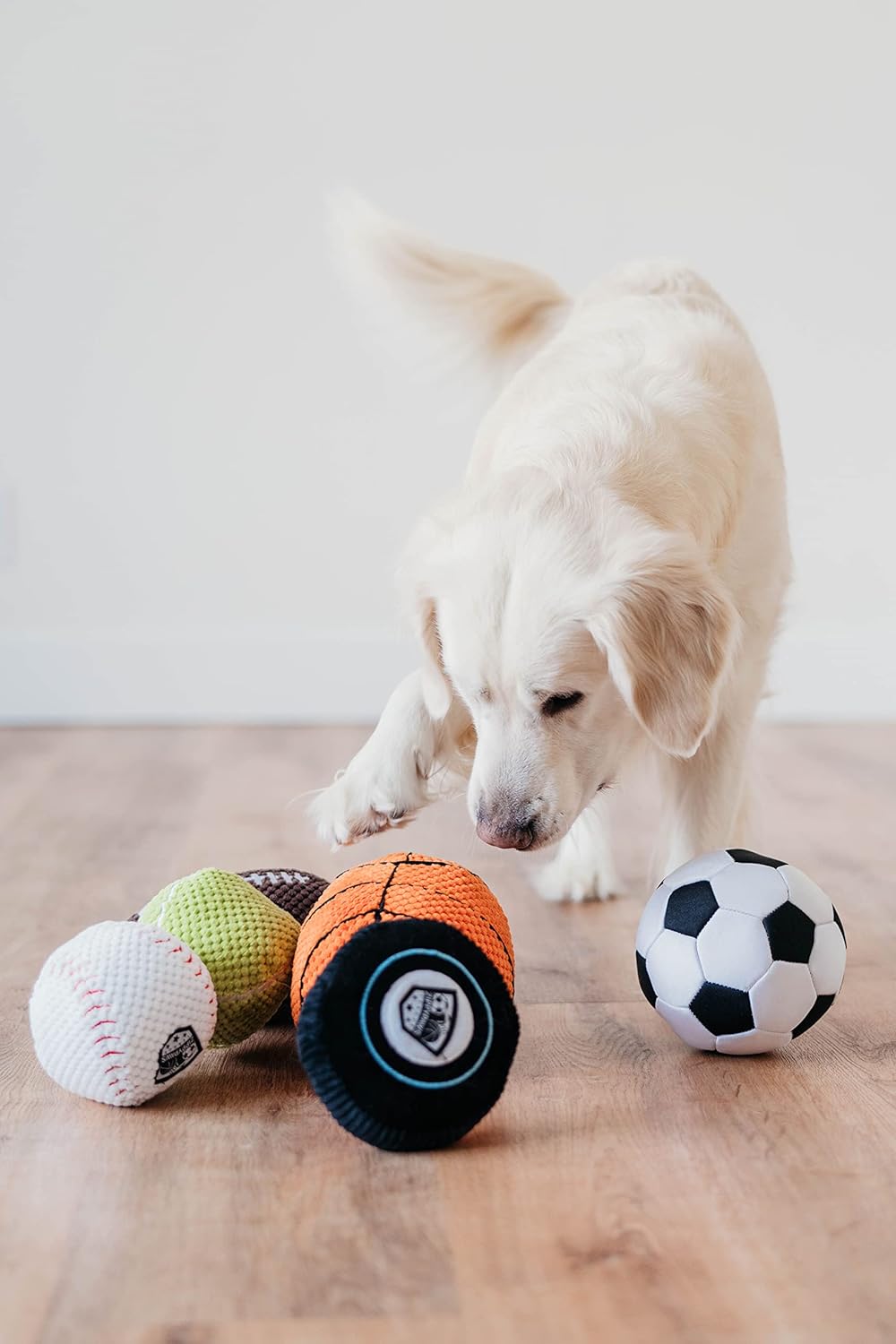 ZippyPaws SportsBallz – Juguete de baloncesto de felpa para perros, pelotas chirriantes suaves para perros, para interiores y exteriores, juguetes