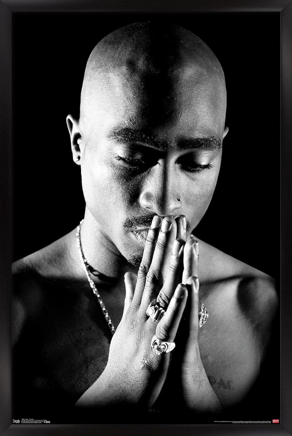 Trends International Tupac – Póster de pared rezando, 14.725 x 22.375 pulgadas, versión enmarcada en negro