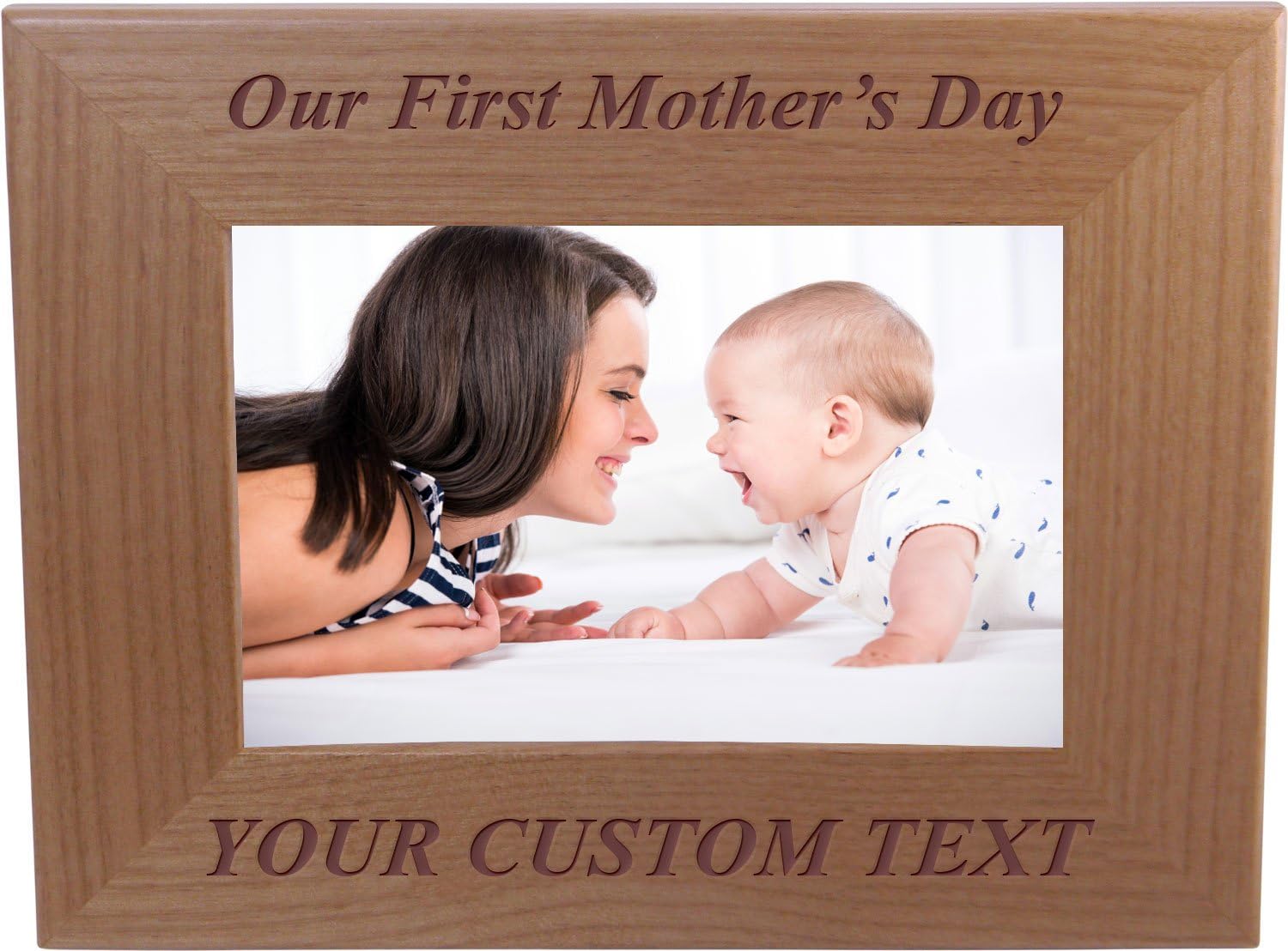 Our First Mother’s Day  Añade tu texto personalizado  Marco de fotos familiar grabado de madera de aliso natural para colgarmesa (4 x 6 pulgadas,